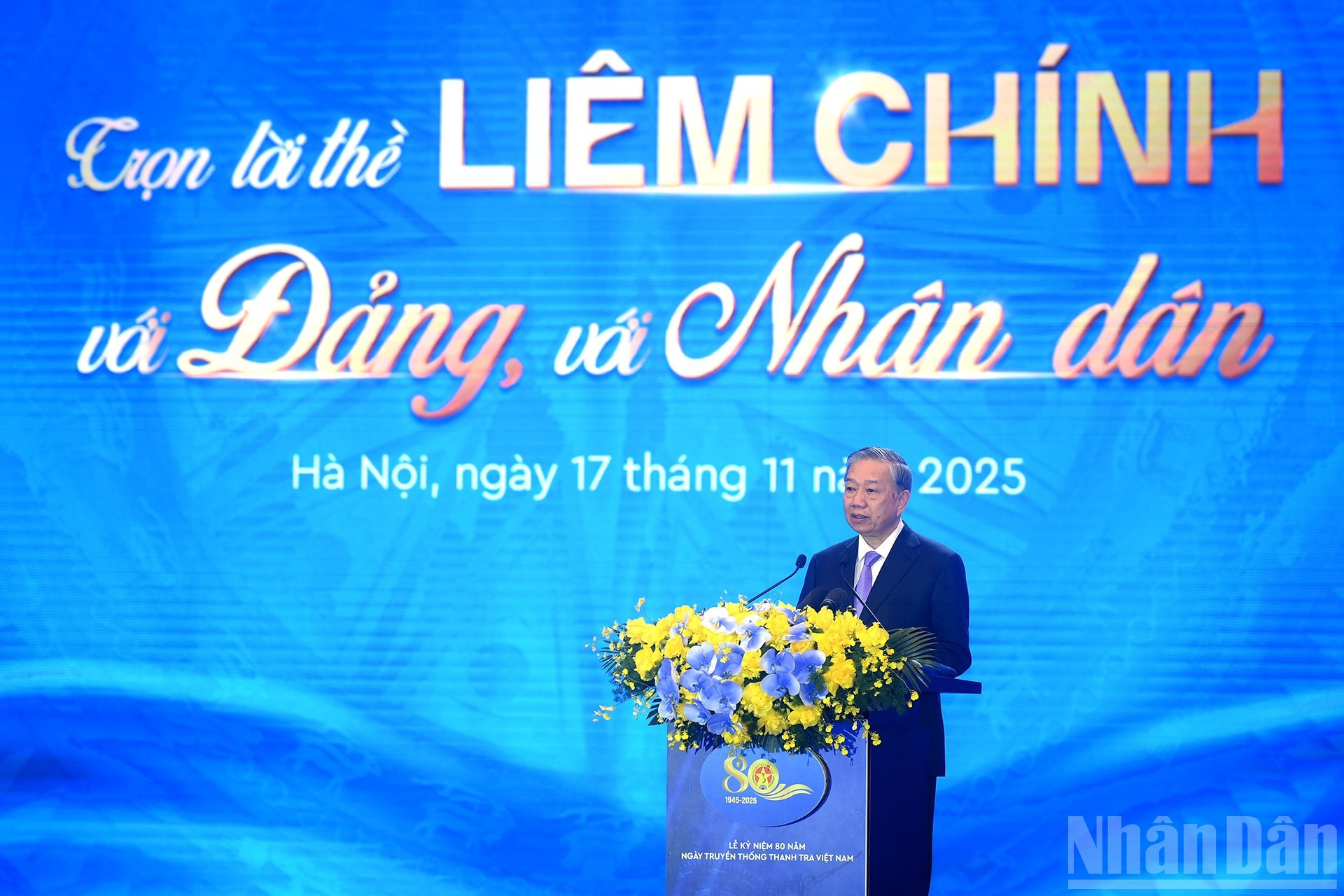 Генеральный секретарь ЦК КПВ То Лам выступает с руководящей речью.