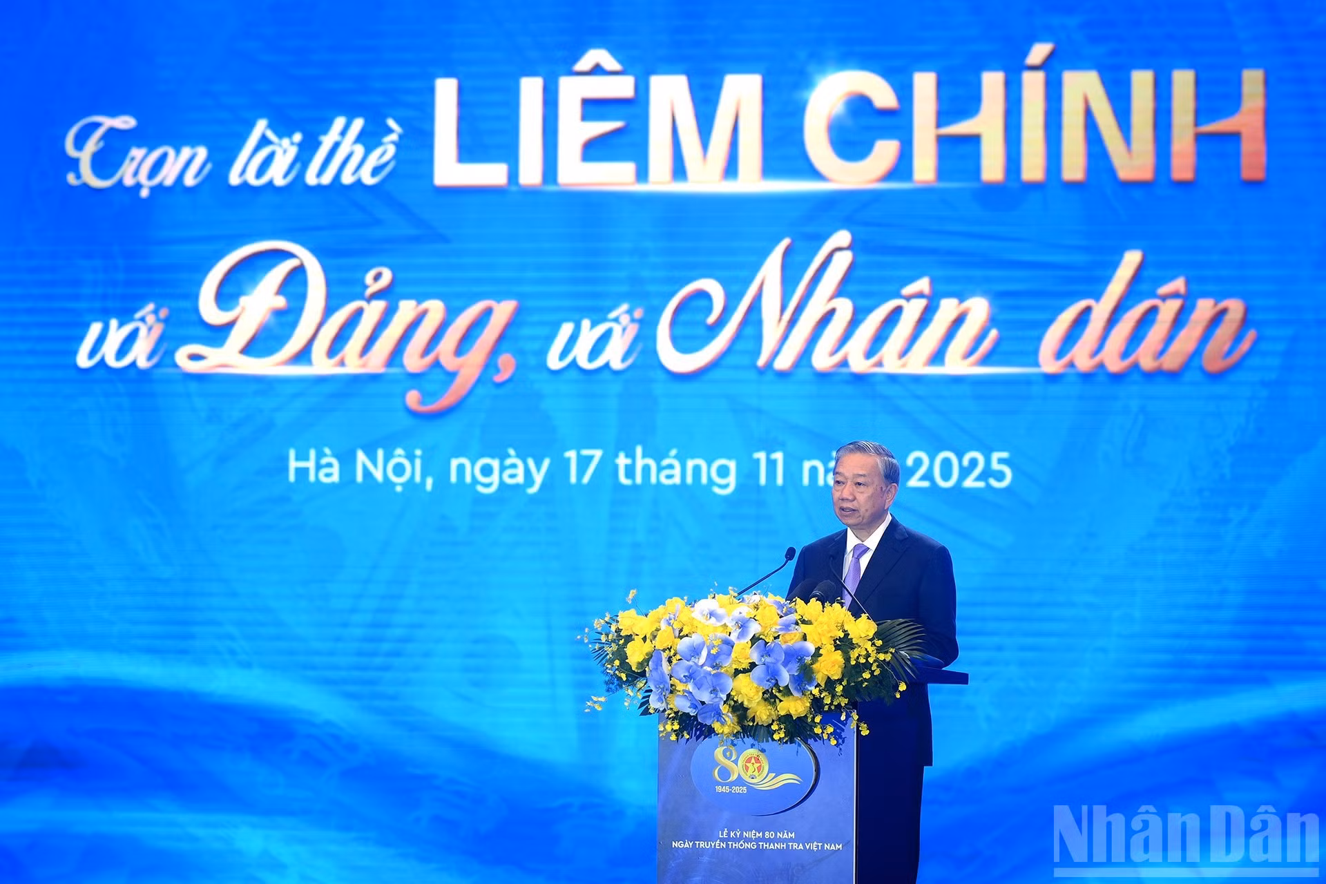 Генеральный секретарь ЦК КПВ То Лам выступает с руководящей речью.