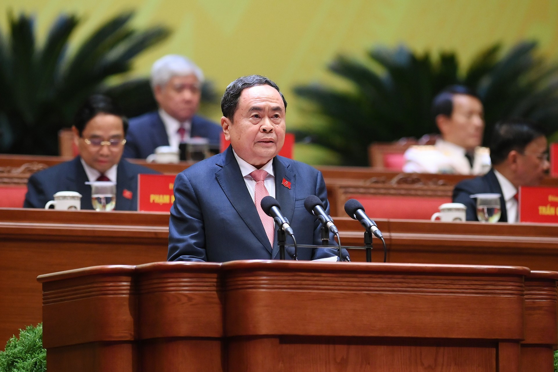 Товарищ Чан Тхань Ман от имени Президиума съезда докладывает итоги выборов руководящих органов КПВ XIV созыва. (Фото: ВИА)