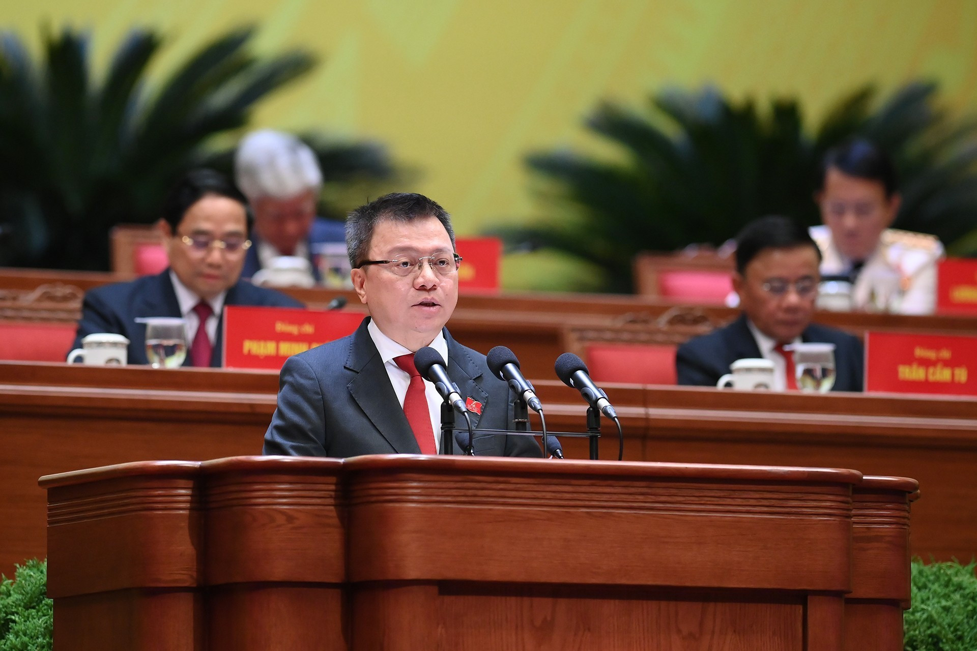 Товарищ Ле Куок Минь, член Секретариата съезда, зачитывает список политических партий, организаций и зарубежных друзей, направивших поздравительные письма и телеграммы в адрес XIV съезда КПВ.