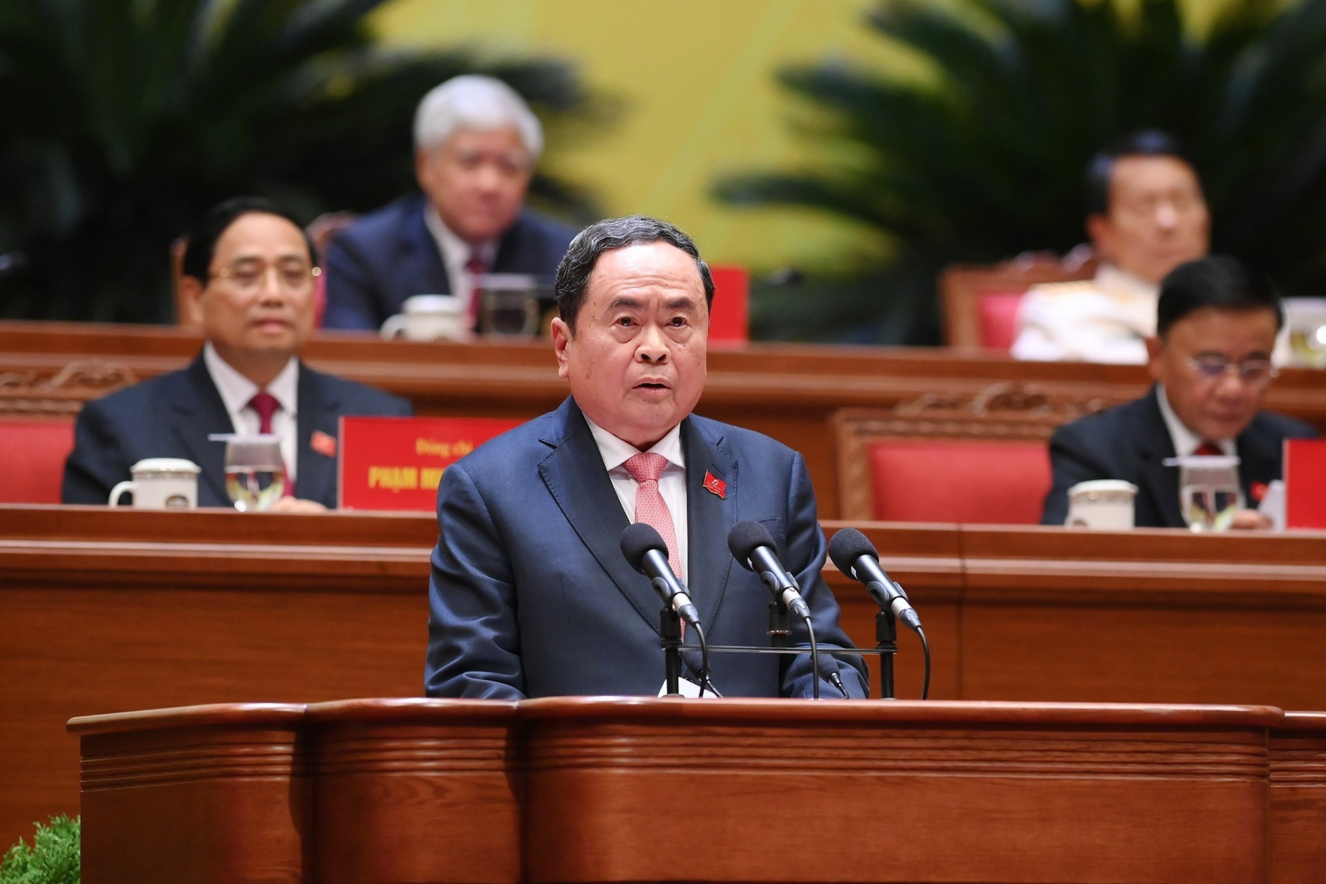 Товарищ Чан Тхань Ман от имени Президиума съезда докладывает итоги выборов Политбюро, Генерального секретаря, Секретариата, Контрольно-ревизионной комиссии ЦК КПВ и Председателя Контрольно-ревизионной комиссии ЦК КПВ XIV созыва.