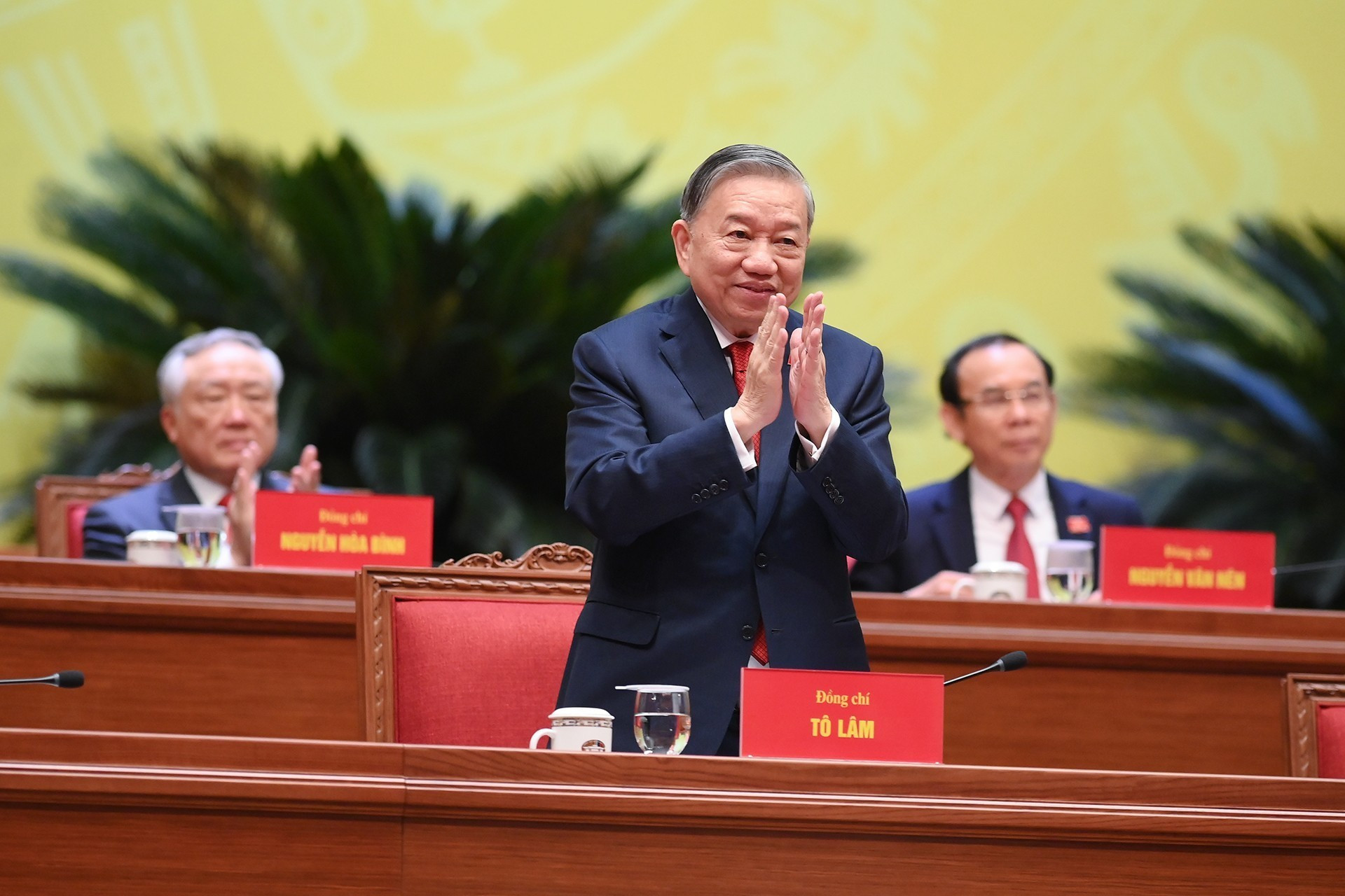 Генеральный секретарь То Лам от имени Центрального комитета КПВ XIV созыва выступает с заключительной речью.