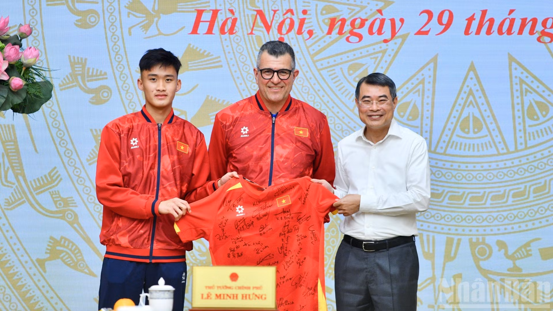 Мужская национальная сборная U17 Вьетнама по футболу вручает Премьер-министру Ле Минь Хынгу памятный подарок – игровую футболку команды с подписями всех членов сборной. (Фото: Тхань Зянг)