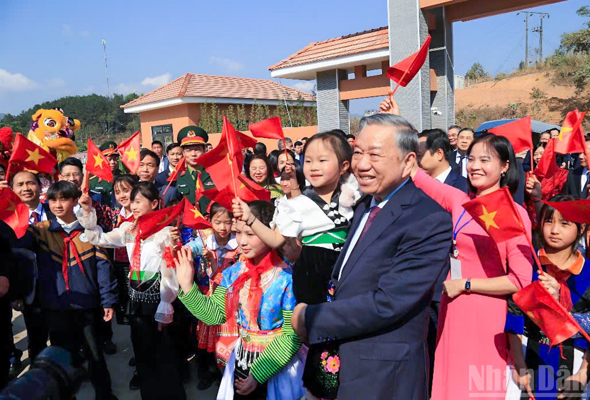 Генеральный секретарь ЦК КПВ То Лам прибывает для участия в церемонии открытия межуровневой школы Шипафин, где его тепло встречают местные жители, педагоги и учащиеся школы.