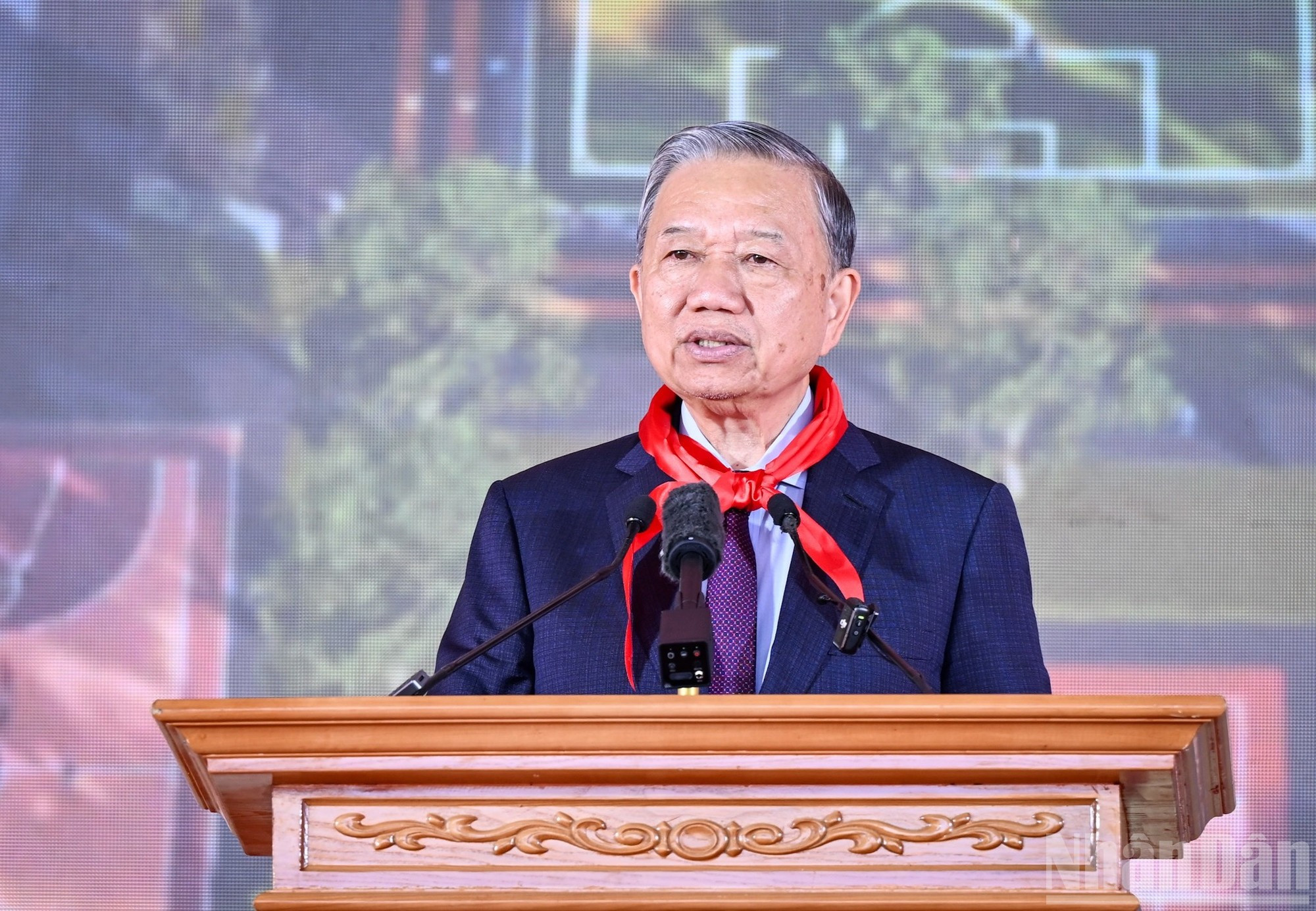 Генеральный секретарь ЦК КПВ То Лам выступает на церемонии.