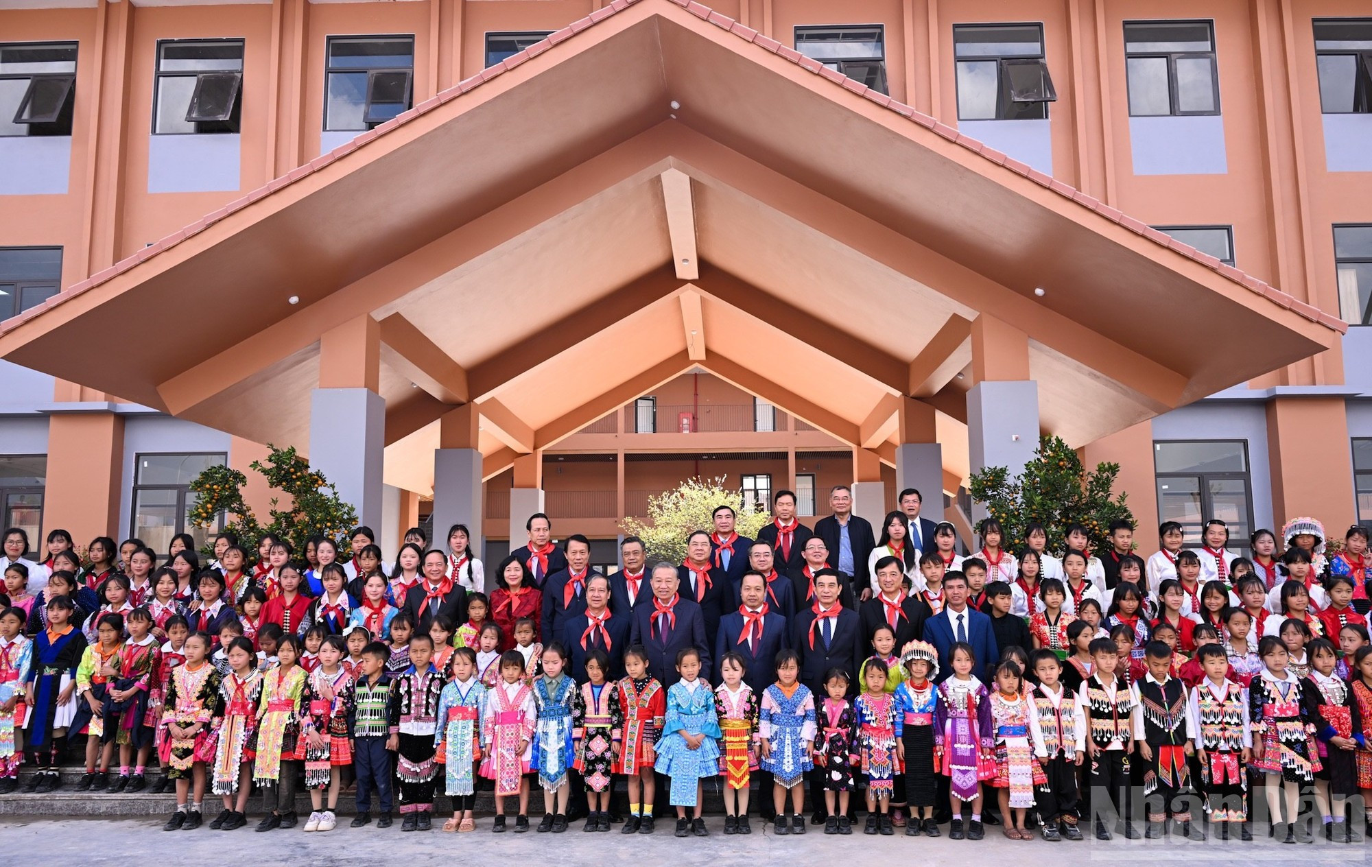 Генеральный секретарь ЦК КПВ То Лам, руководители Партии и Государства фотографируются на память вместе с учителями и учениками межуровневой школы Шипафин.