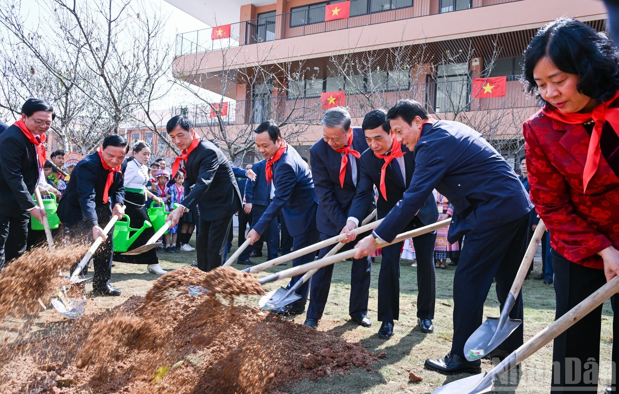 Генеральный секретарь ЦК КПВ То Лам, руководители Партии и Государства высаживают памятное дерево на территории школы.