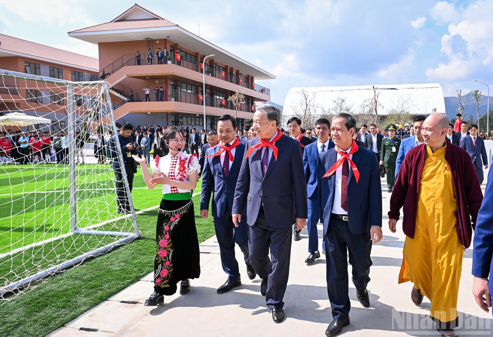 Генеральный секретарь ЦК КПВ То Лам, руководители Партии и Государства осматривают территорию школы.