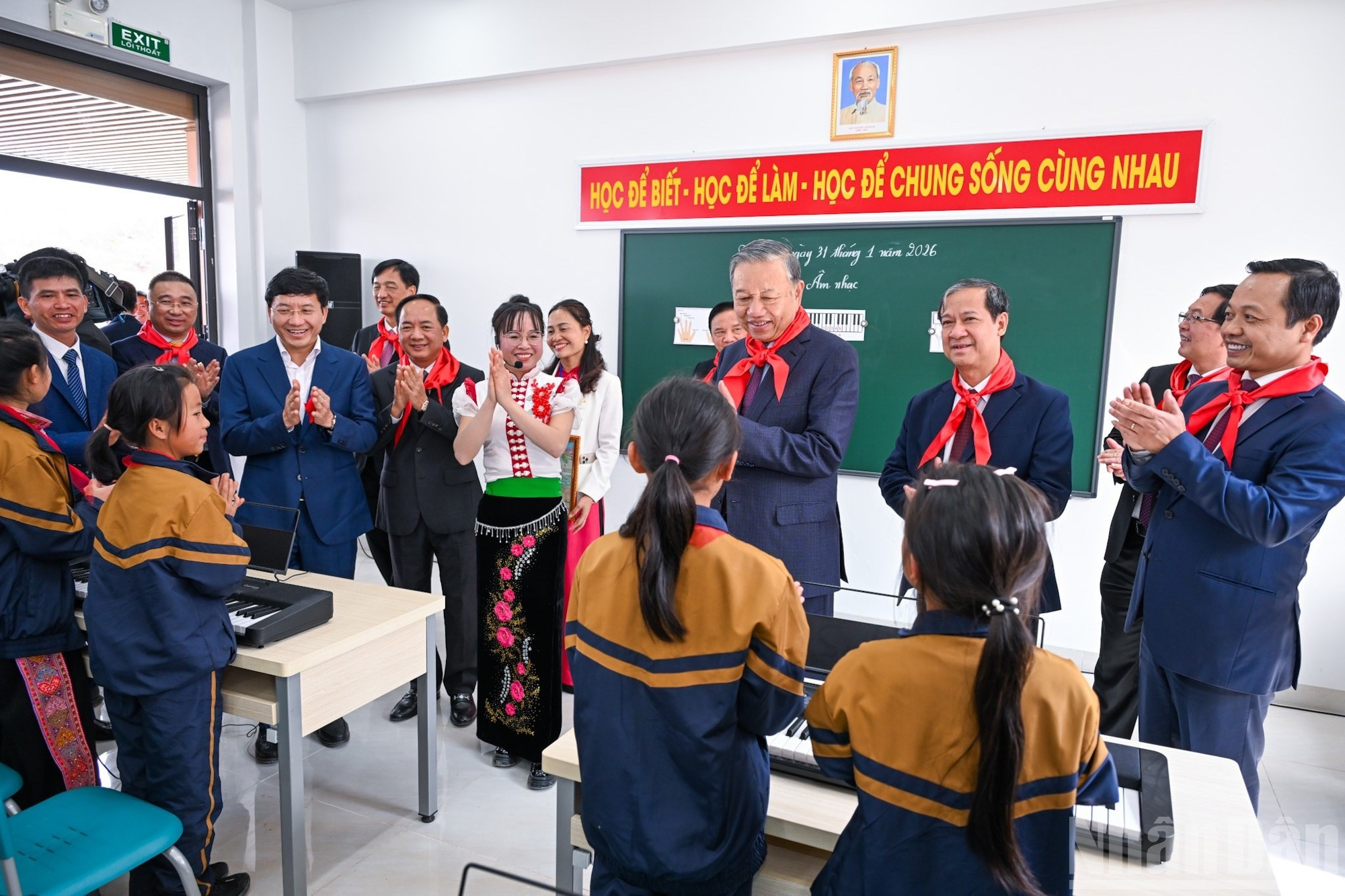 Генеральный секретарь ЦК КПВ То Лам, руководители Партии и Государства осматривают учебные классы после церемонии открытия школы.