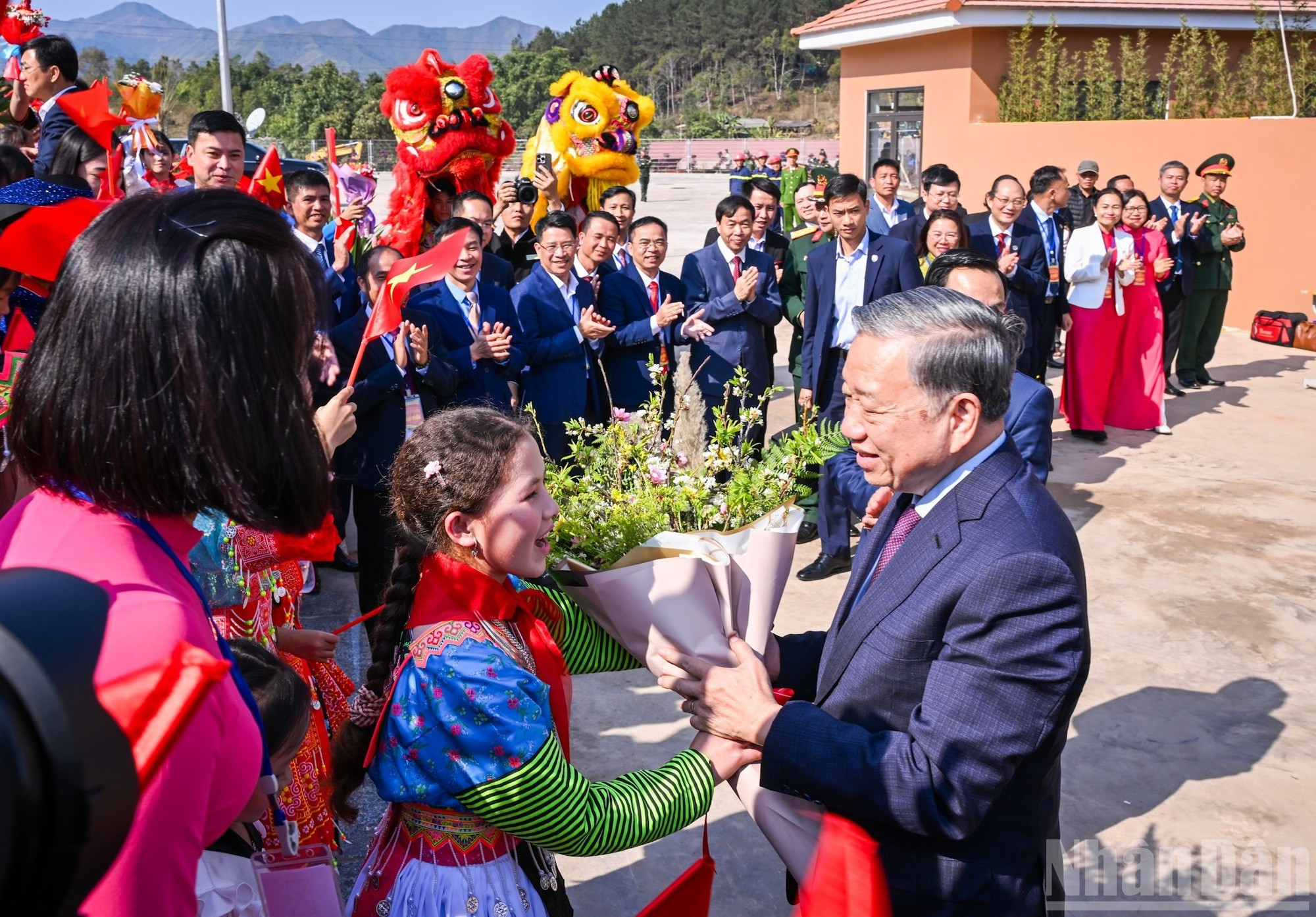 Ученики межуровневой школы-интерната Шипафин вручают цветы Генеральному секретарю ЦК КПВ То Ламу.