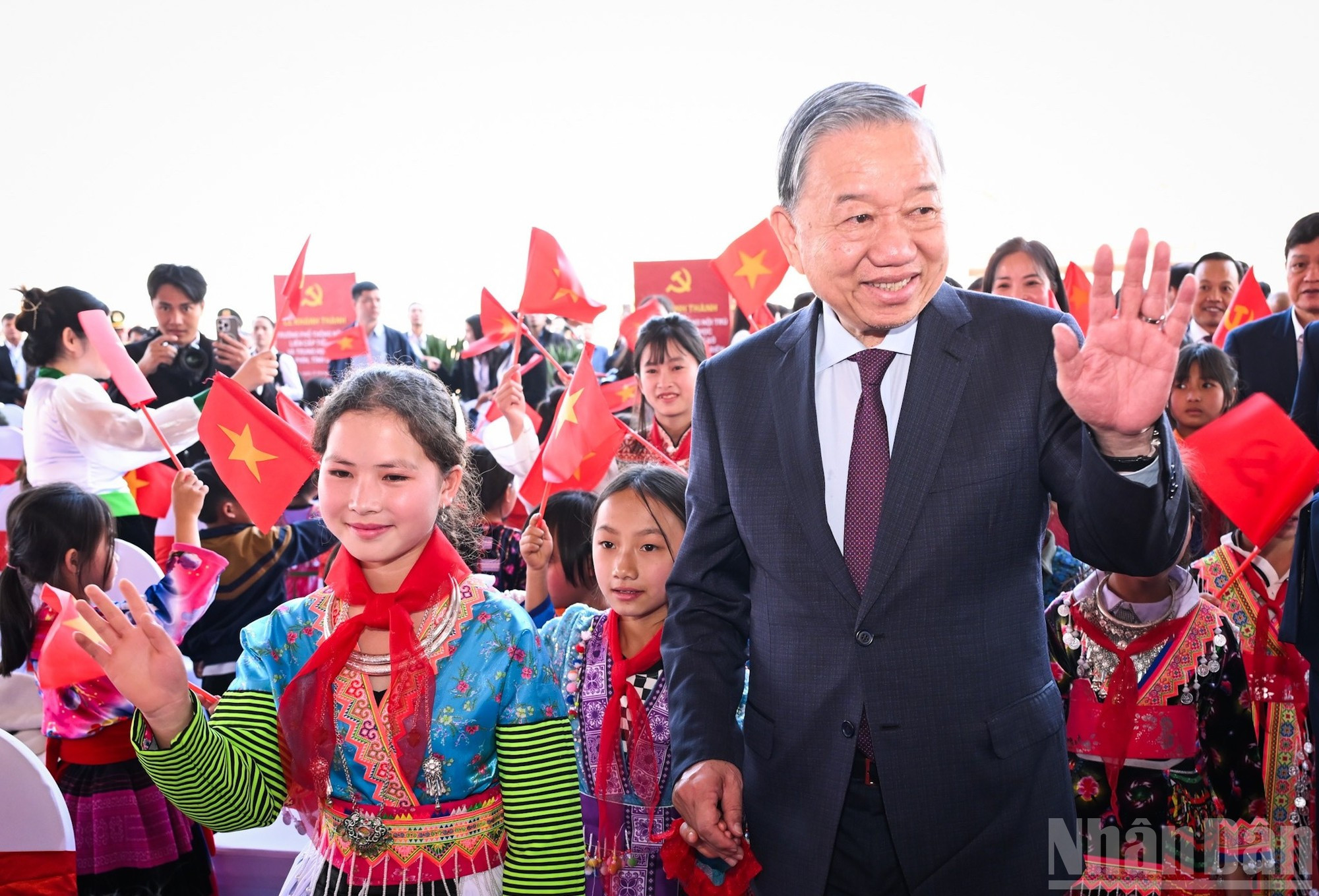 Генеральный секретарь ЦК КПВ То Лам принимает участие в церемонии открытия школы.