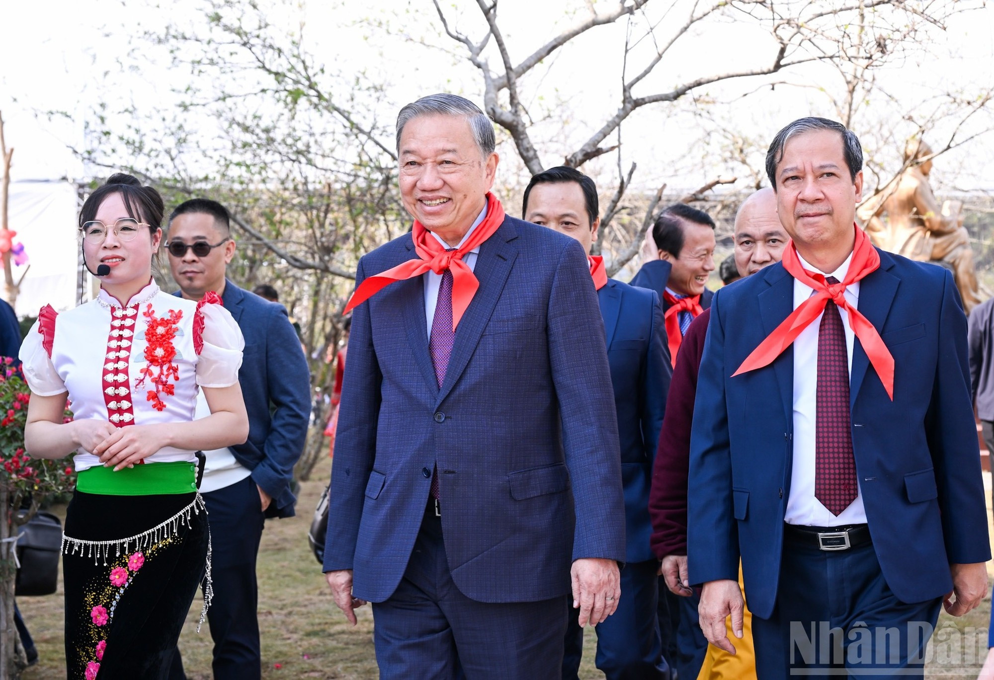 Генеральный секретарь ЦК КПВ То Лам, руководители Партии и Государства осматривают территорию школы.