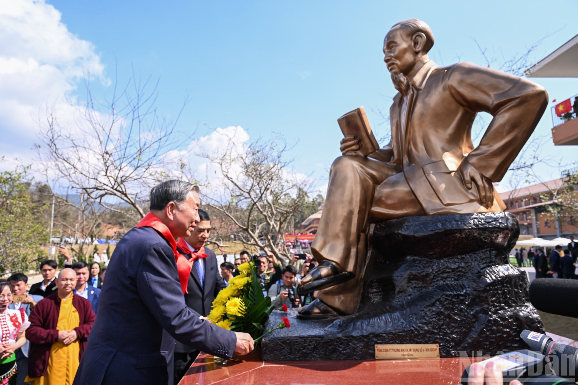 Генеральный секретарь ЦК КПВ То Лам, руководители Партии и Государства возлагают цветы к памятнику Дядюшке Хо на территории школы.