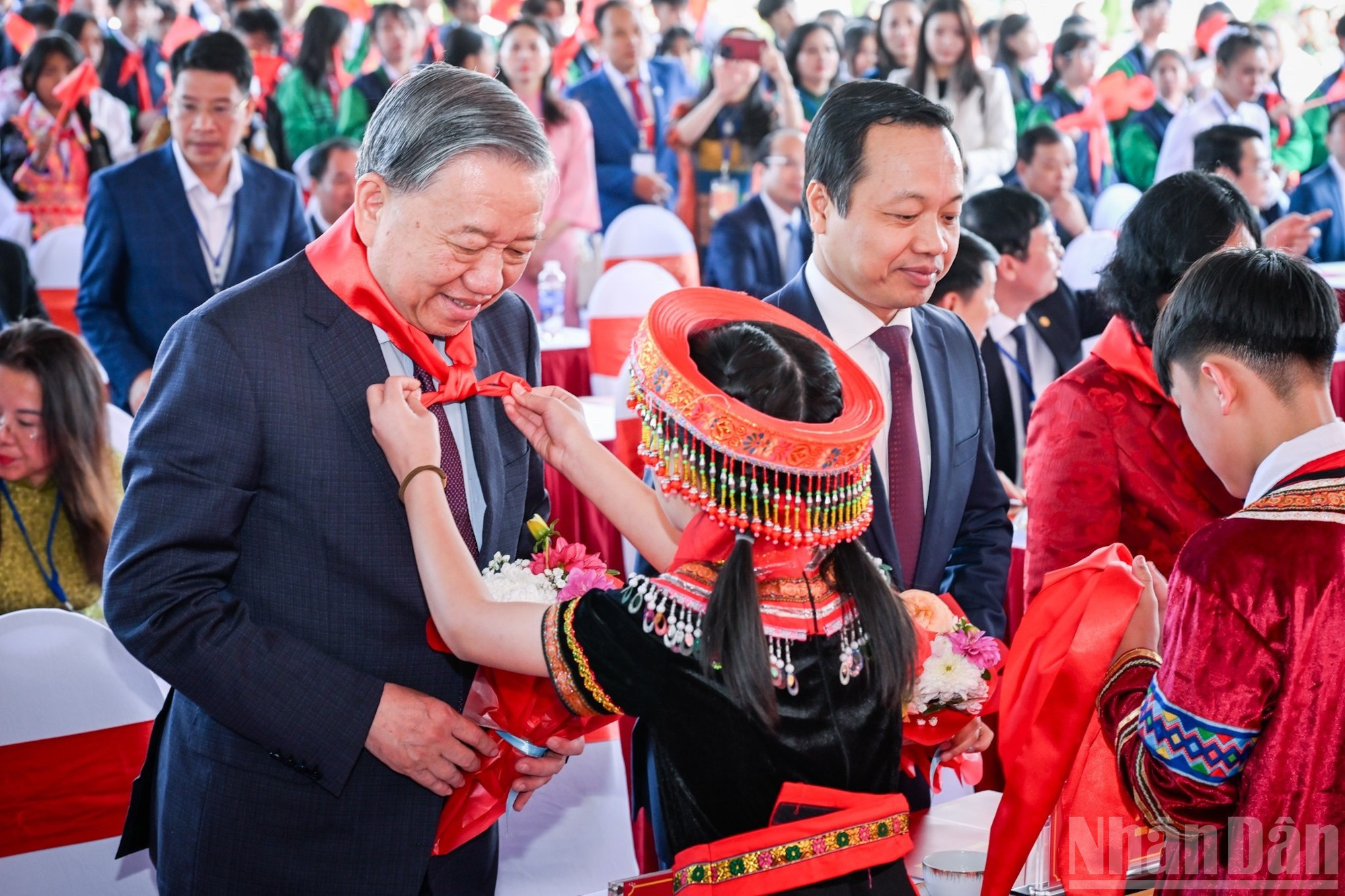 Ученики межуровневой школы Шипафин повязывают красные пионерские галстуки Генеральному секретарю ЦК КПВ То Ламу и руководителям Партии и Государства.