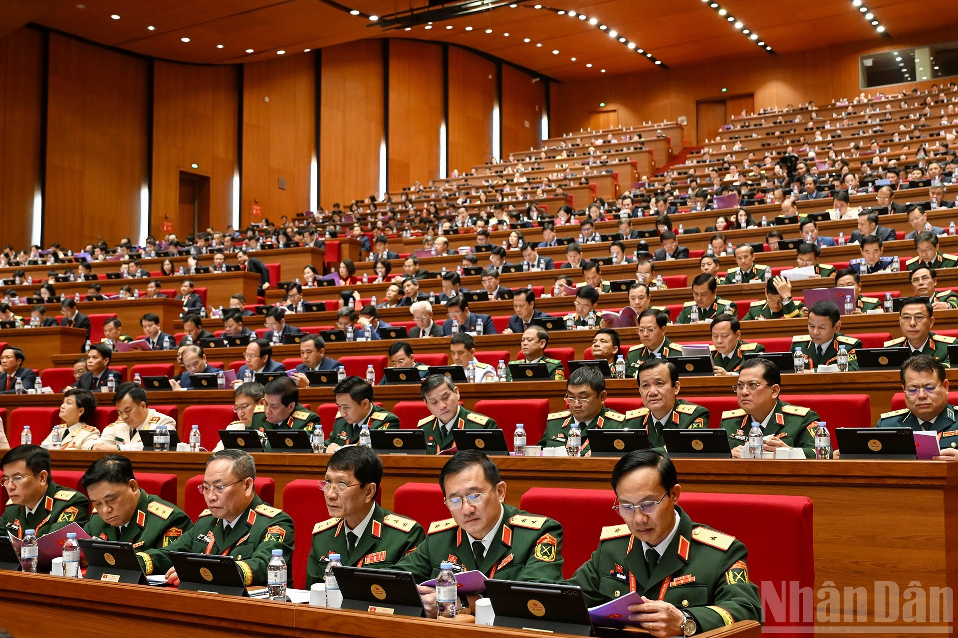 Делегаты делегации парторганизации армии на заседании. (Фото: Данг Кхоа)