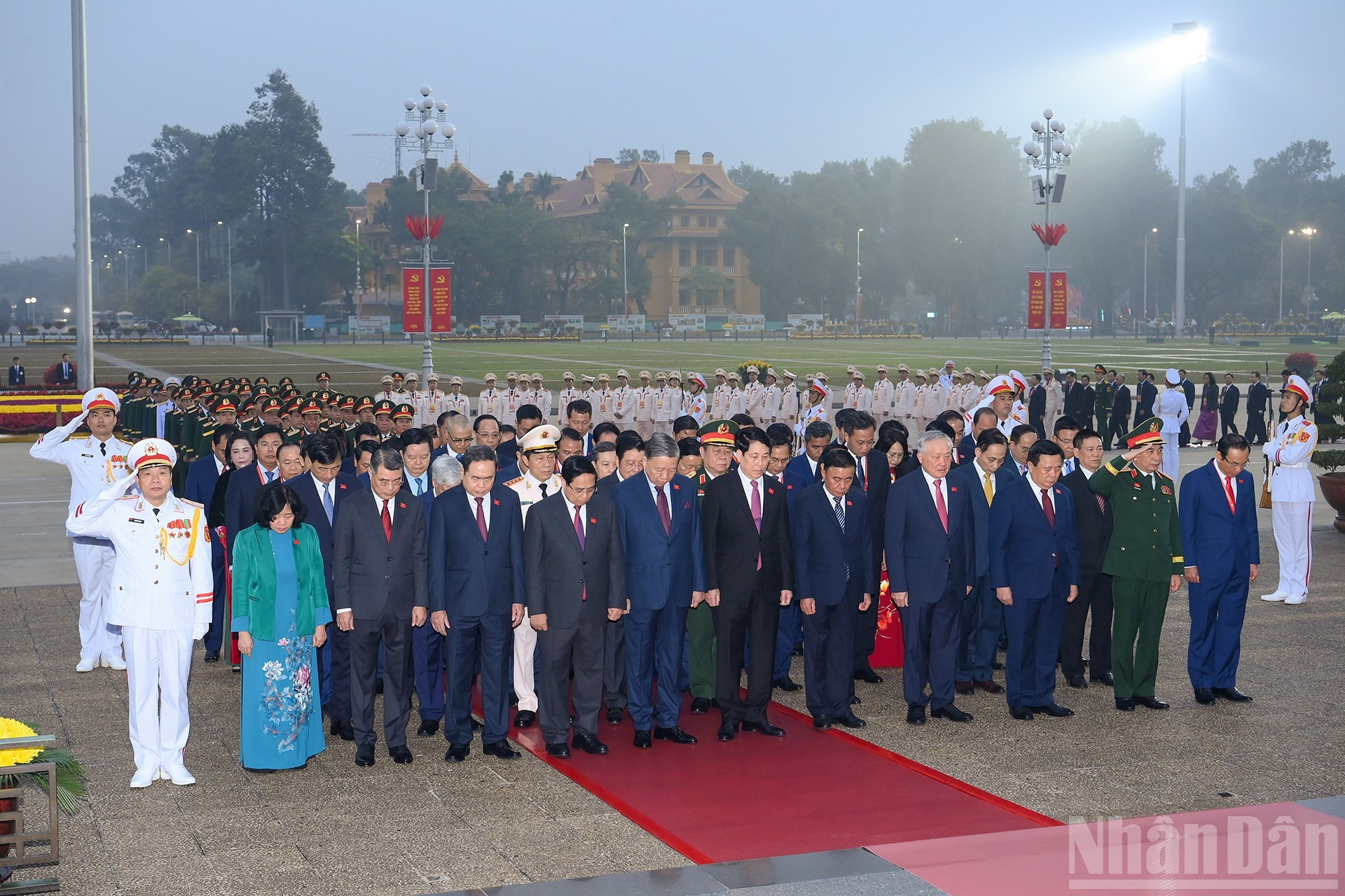Руководители Партии и Государства, делегаты с глубоким почтением почитают память Президента Хо Ши Мина.