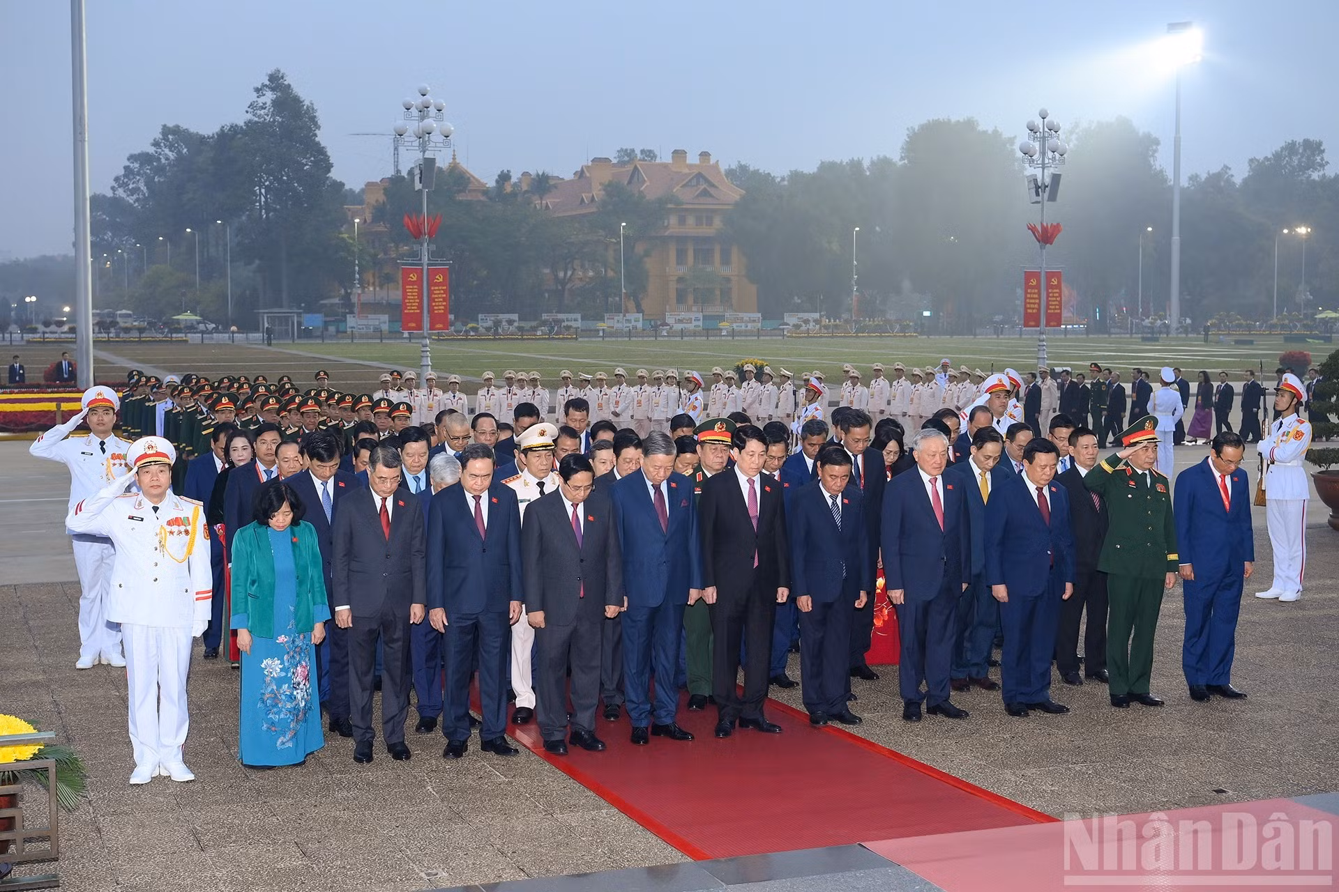 Руководители Партии и Государства, делегаты с глубоким почтением почитают память Президента Хо Ши Мина.