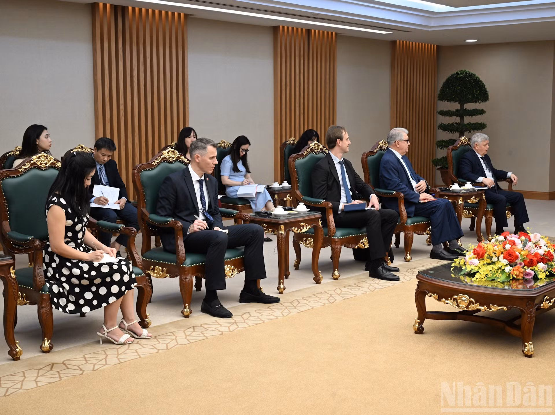 Члены делегации, сопровождающие Посла России, на приеме.