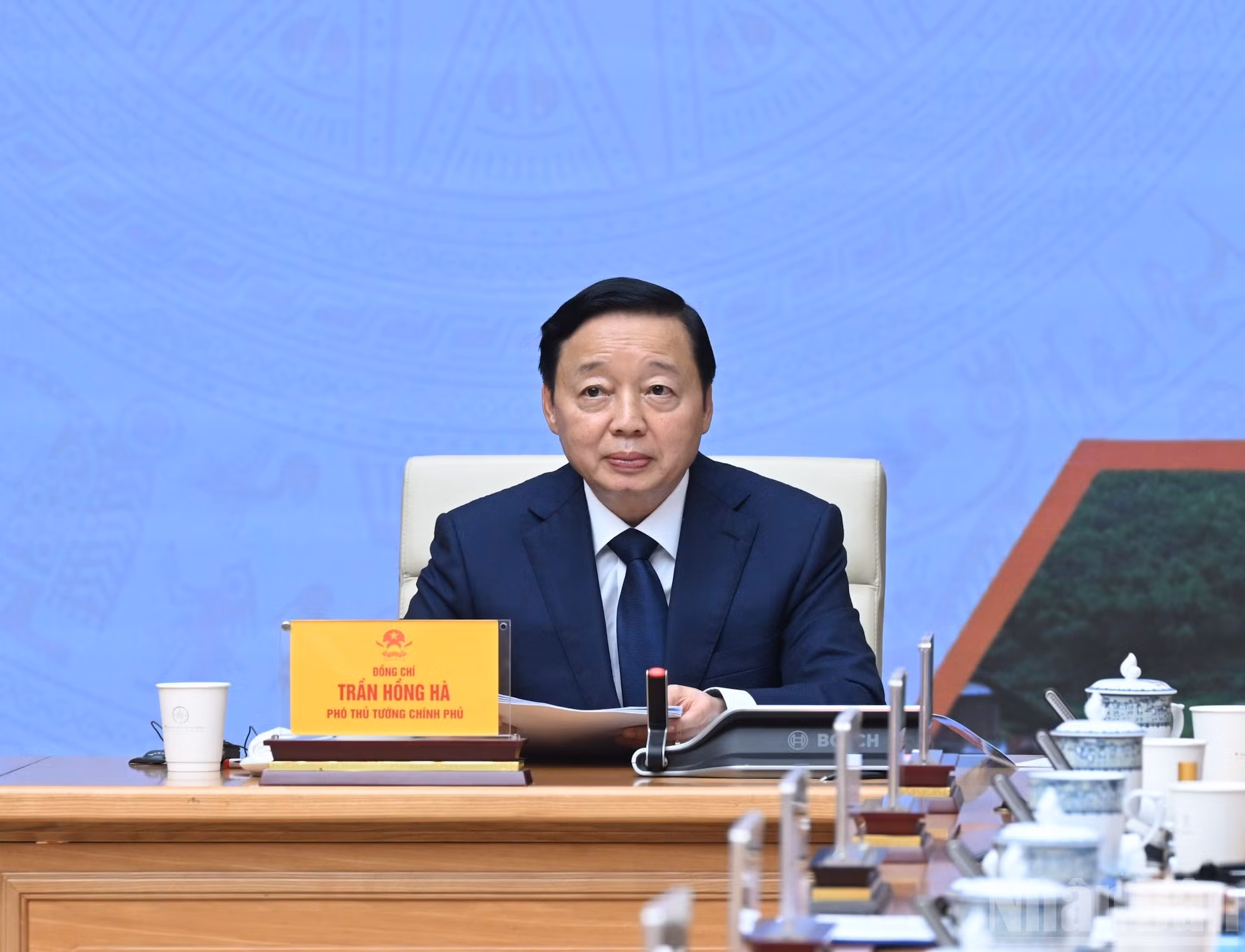 Вице-премьер Чан Хонг Ха выступает на конференции.