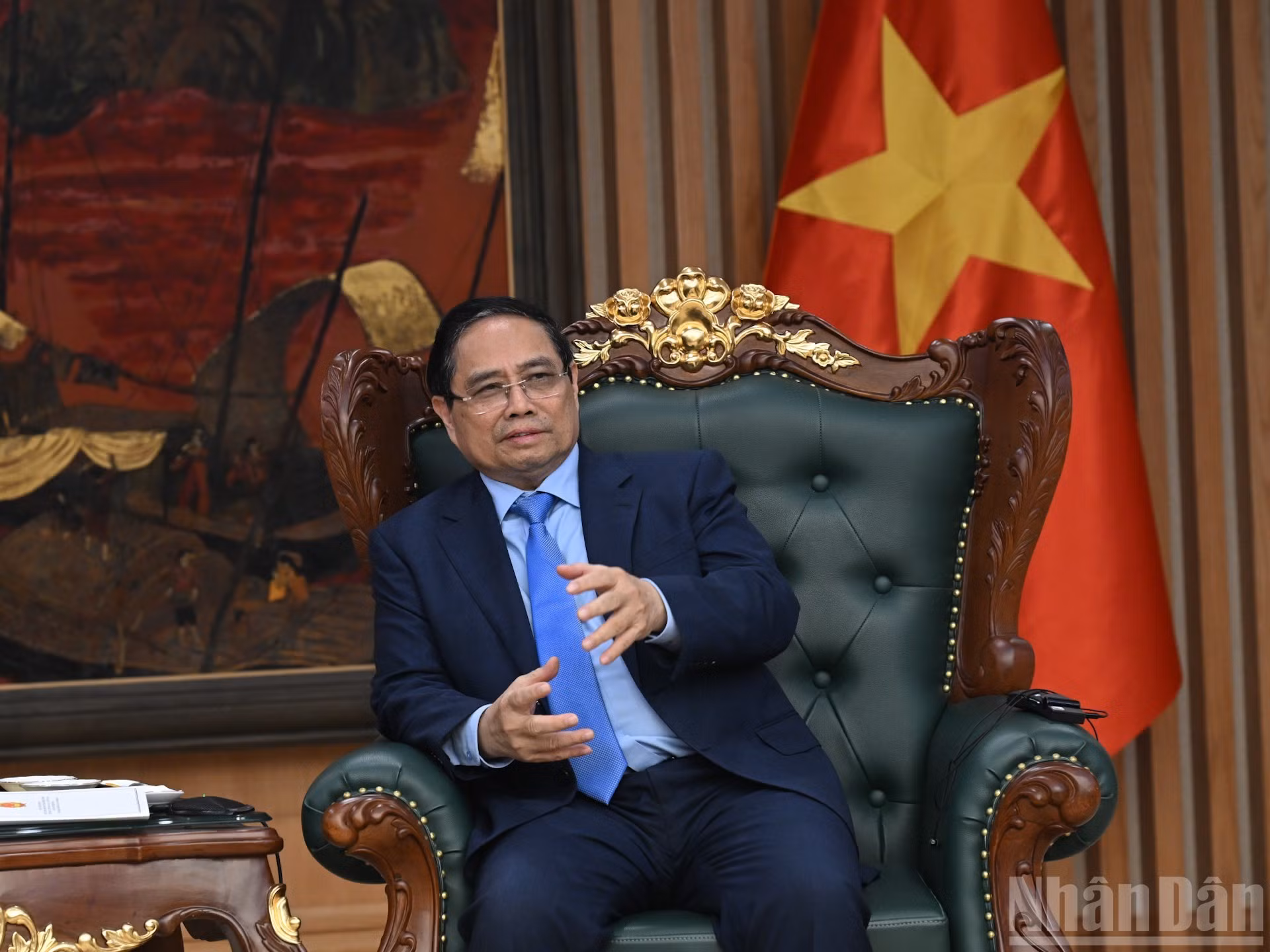 Премьер-министр Фам Минь Тьинь выступает на приеме.