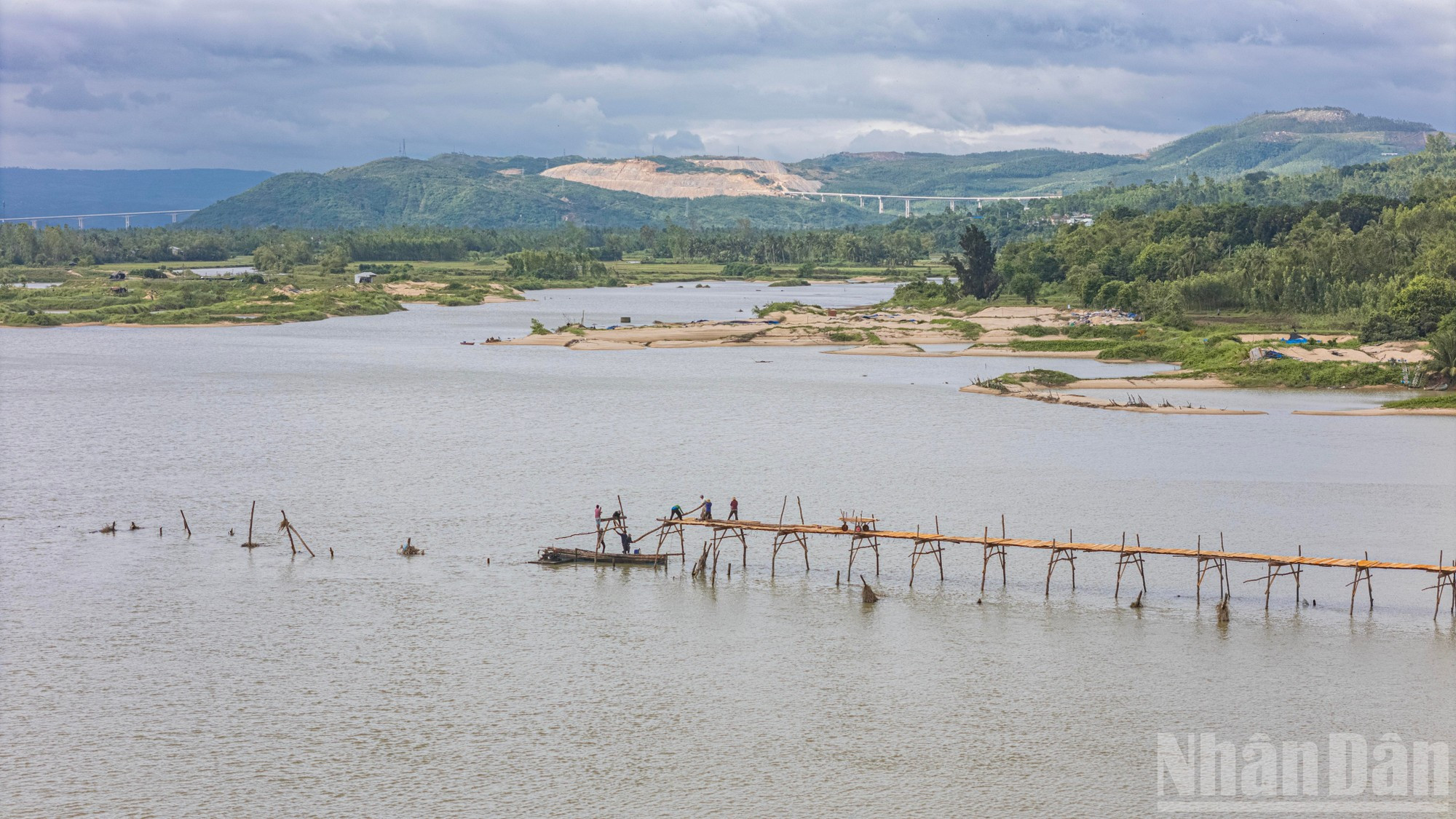 Небольшая лодка используется для кропотливой установки каждого крупного пролета.