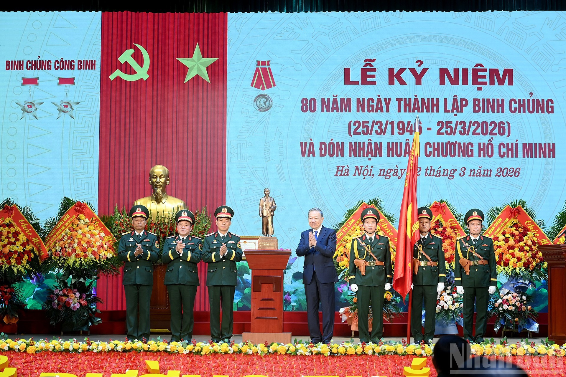 Генеральный секретарь ЦК КПВ То Лам вручает статую Президента Хо Ши Мина Инженерным войскам.