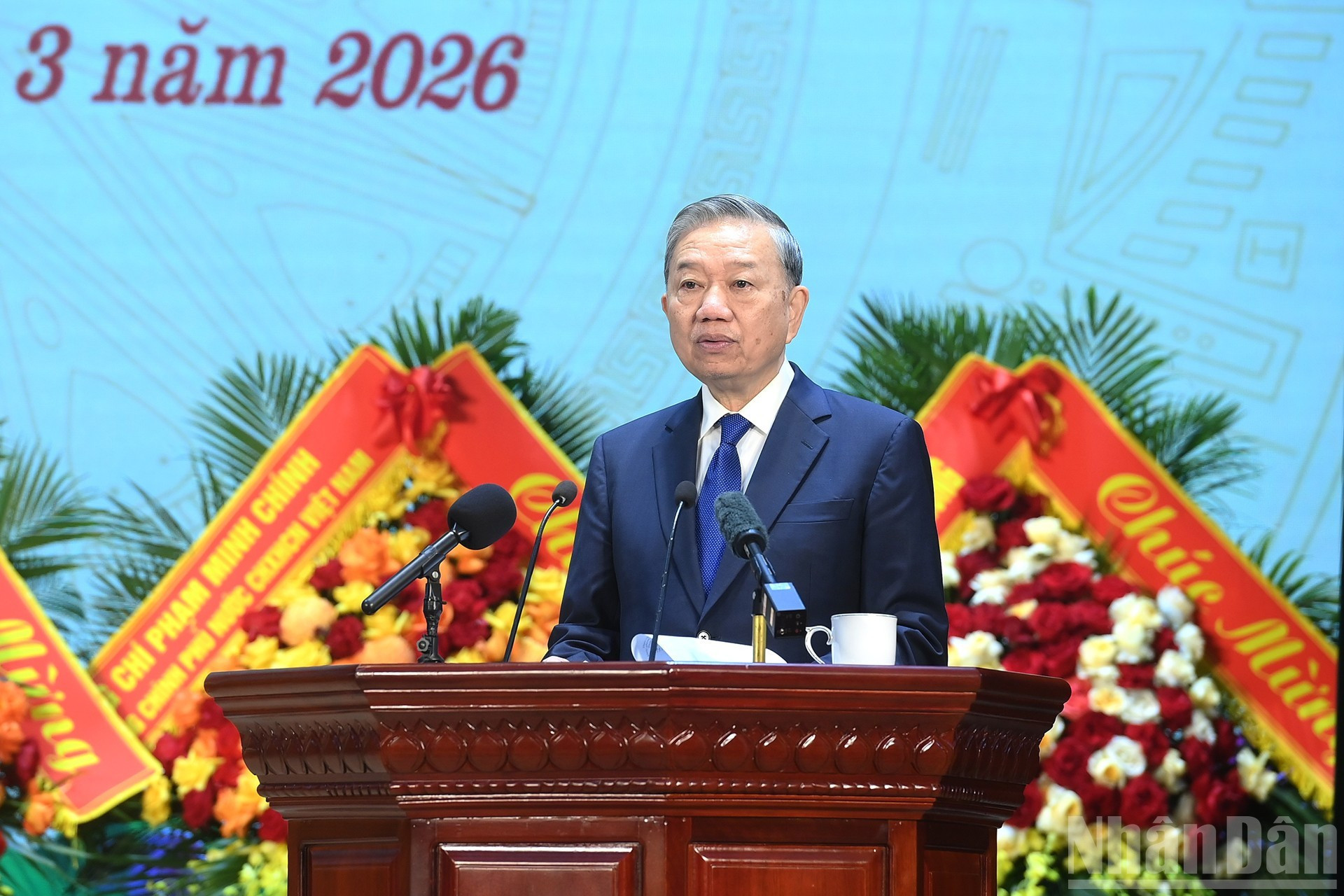 Генеральный секретарь ЦК КПВ То Лам выступает на церемонии.