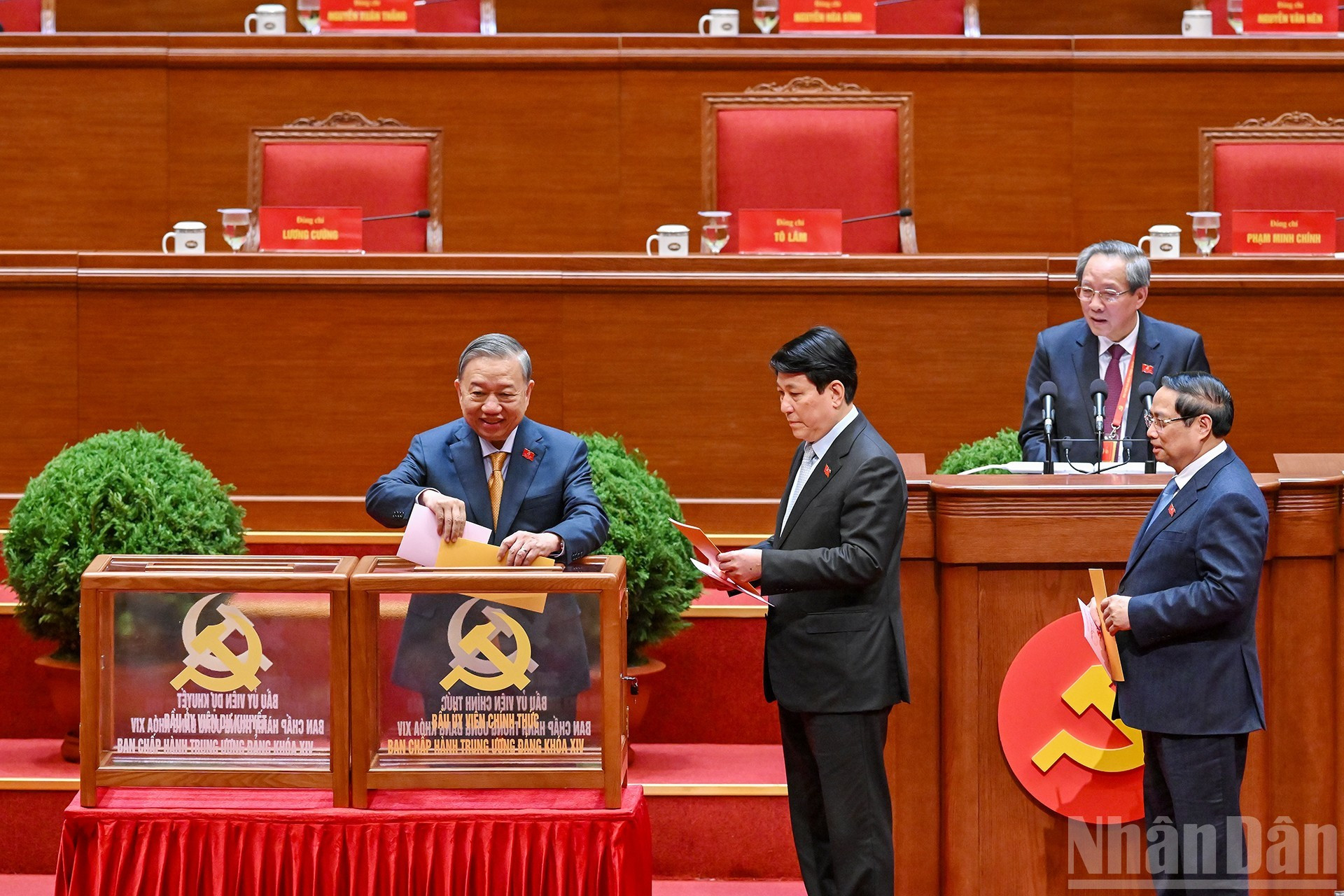 Генеральный секретарь ЦК КПВ То Лам, Президент Лыонг Кыонг, Премьер-министр Фам Минь Тьинь голосуют за избрание Центрального комитета КПВ XIV созыва. (Фото: Данг Кхоа)