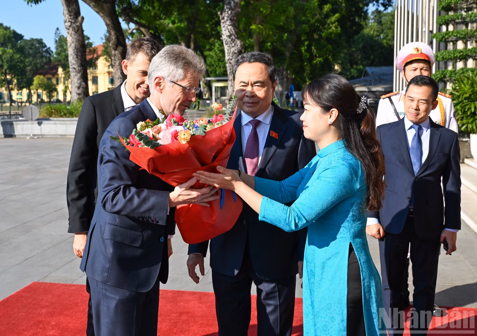 Сотрудник Канцелярии НС вручает цветы Председателю Сената Чехии Милошу Выстрчилу.