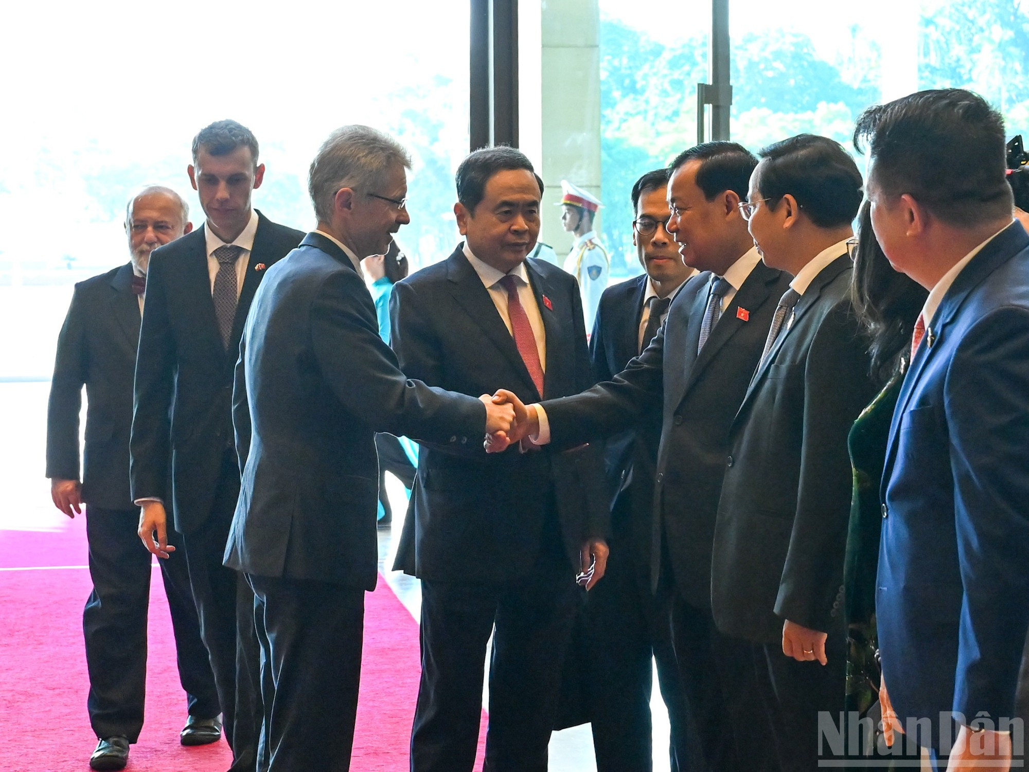 Председатель НС Чан Тхань Ман представляет членов НС Вьетнама Председателю Сената Чехии Милошу Выстрчилу.