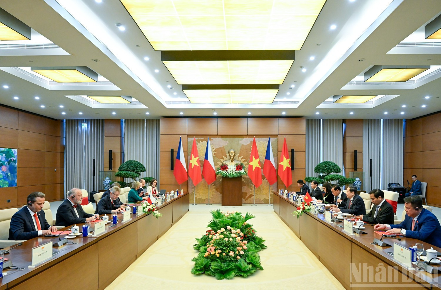 Общий вид переговоров в здании Национального собрания Вьетнама.