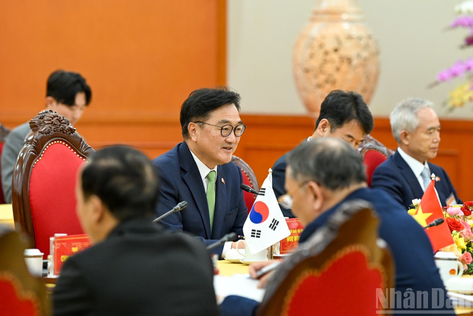 Председатель Национального собрания Республики Корея У Вон Сик выступает на мероприятии.