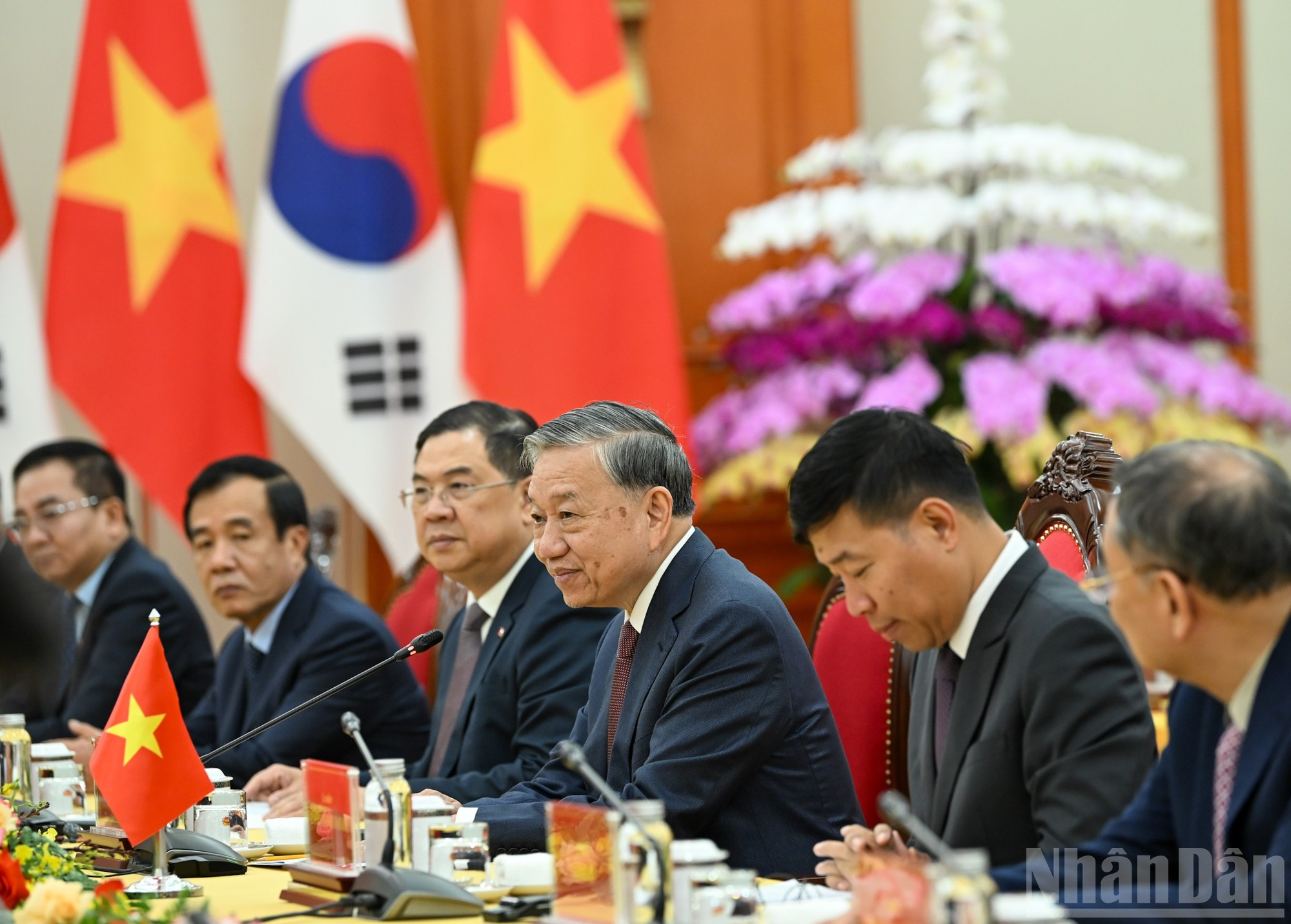 Генеральный секретарь ЦК КПВ То Лам выступает с речью.