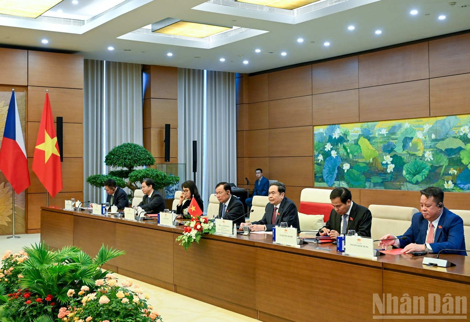 Председатель НС Чан Тхань Ман и делегация НС Вьетнама на переговорах.