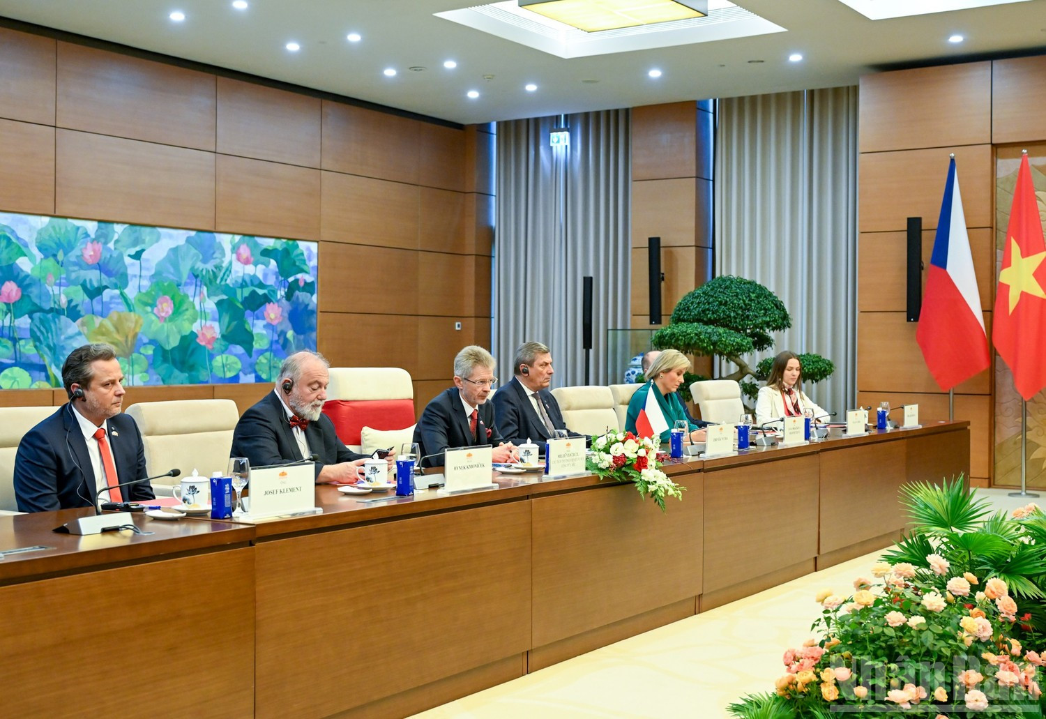 Председатель Сената Чехии Милош Выстрчил и члены делегации во время переговоров.