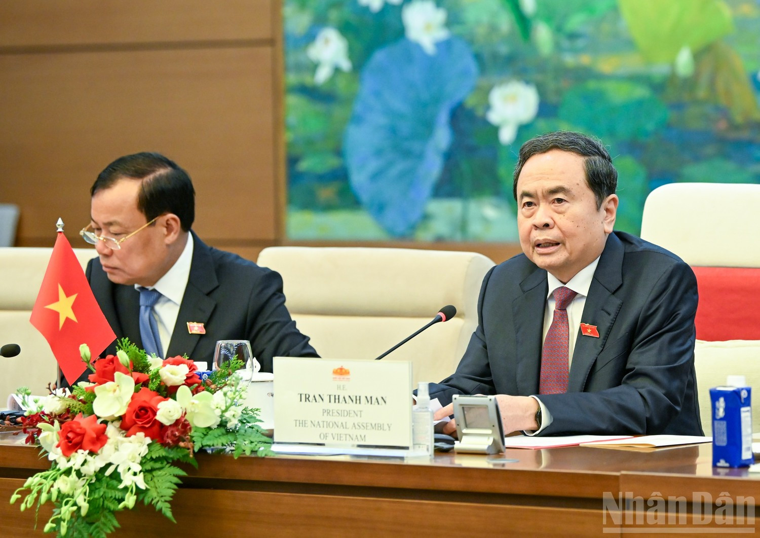 Председатель НС Вьетнама Чан Тхань Ман выступает с речью.