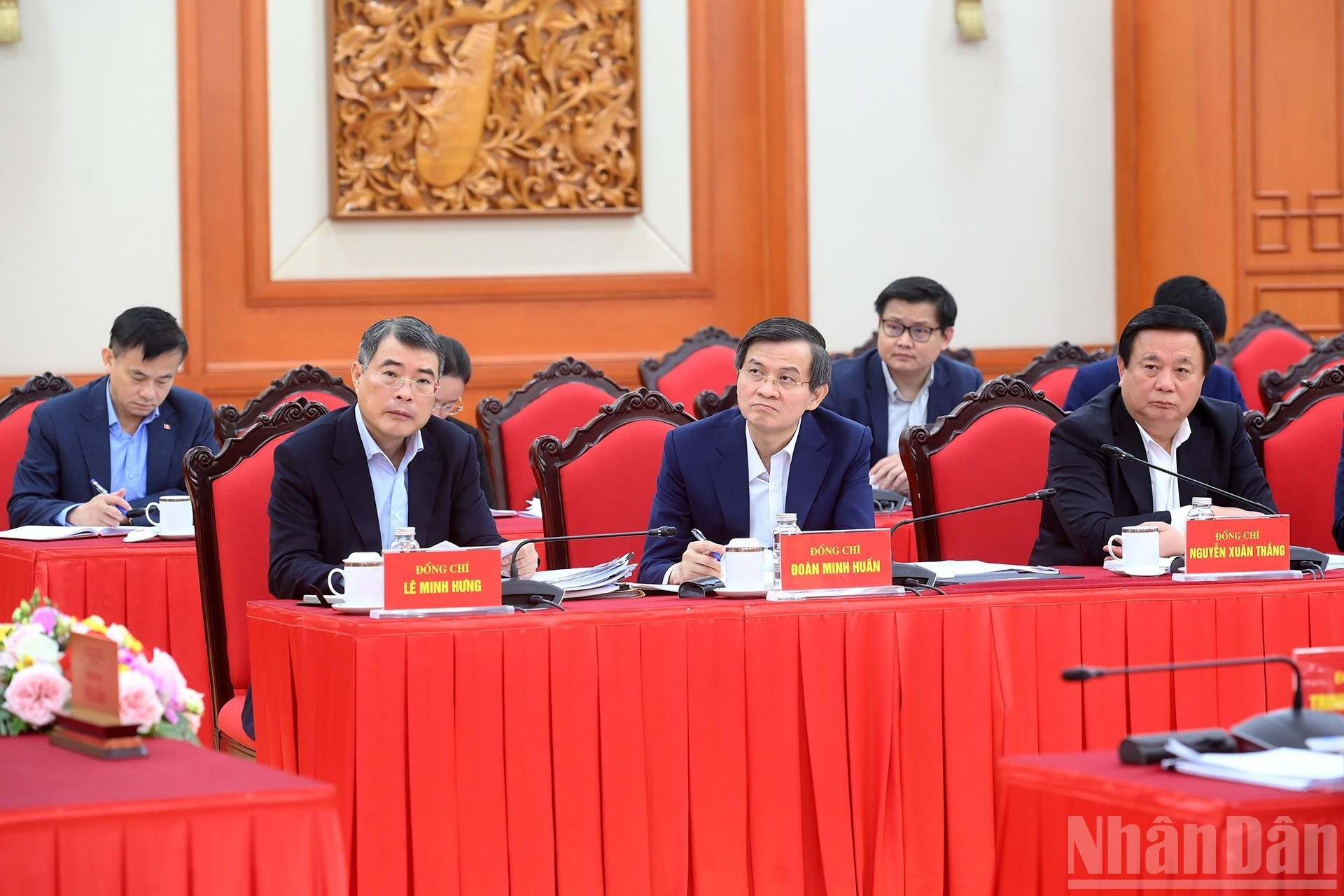 Руководители и делегаты принимают участие в рабочем совещании.