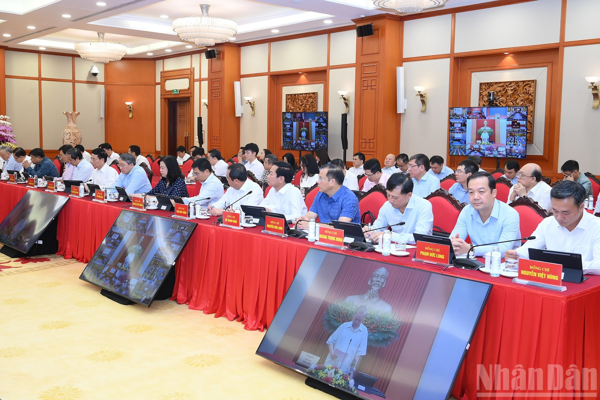 Участники заседания.