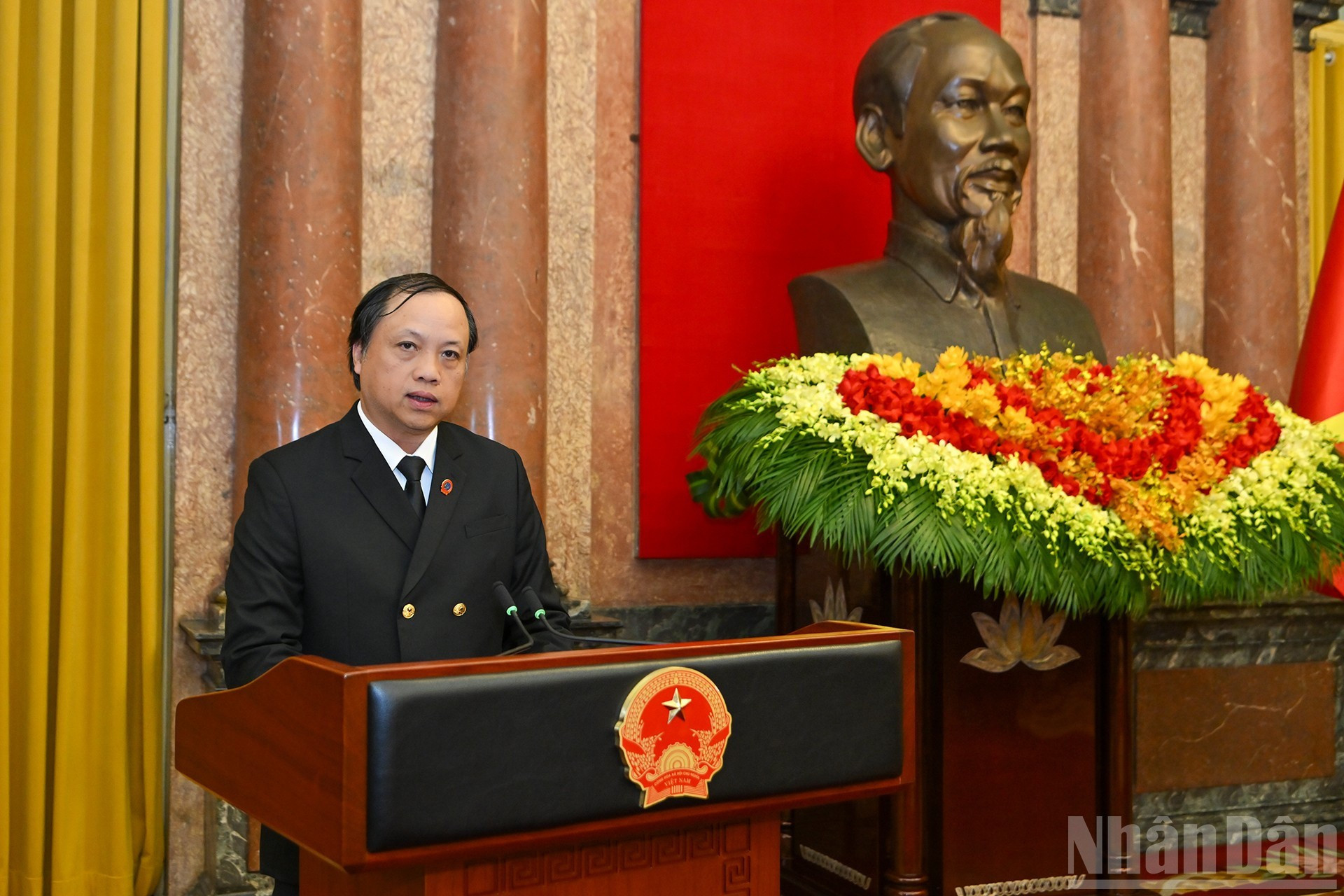 Заместитель председателя Верховного народного суда Ле Тиен выступает с речью при вступлении в должность.