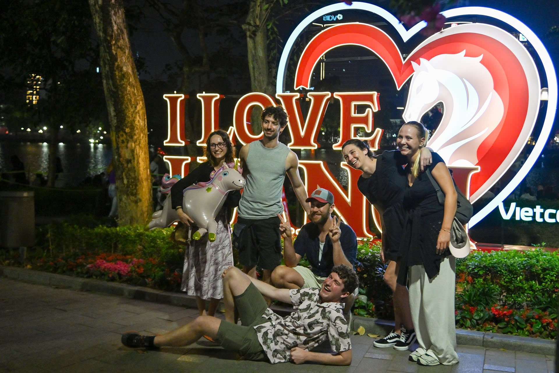 Иностранные туристы разделяют радость встречи традиционного Тэта Бинь Нго вместе с вьетнамцами.