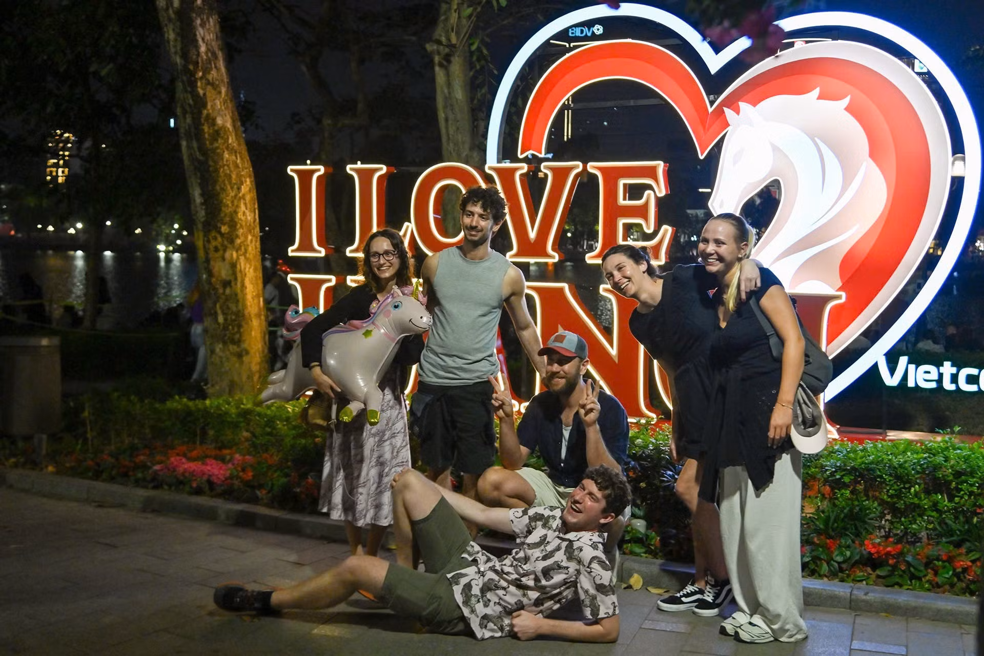 Иностранные туристы разделяют радость встречи традиционного Тэта Бинь Нго вместе с вьетнамцами.