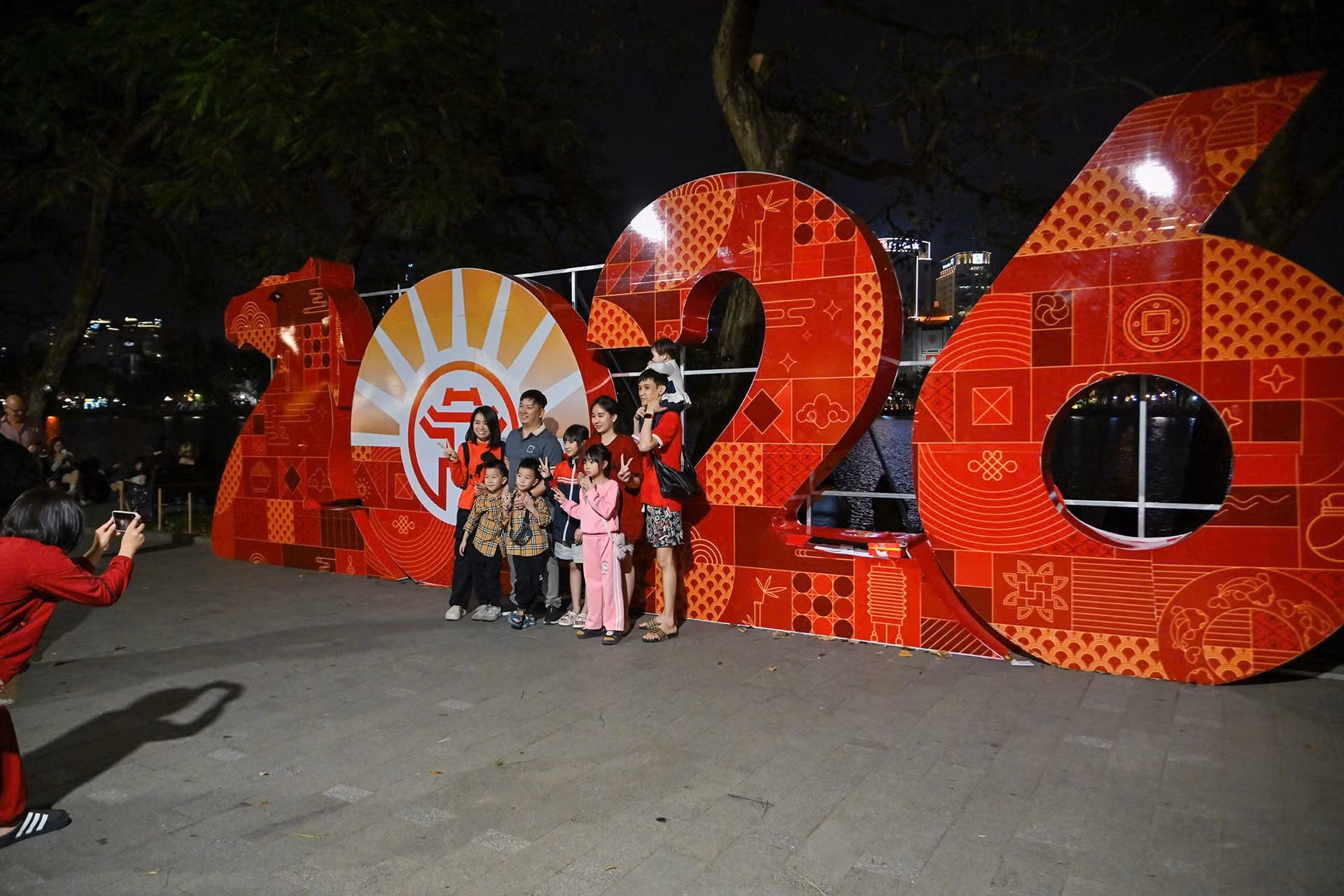 Жители столицы спешат запечатлеть мгновения перед наступлением полуночи.