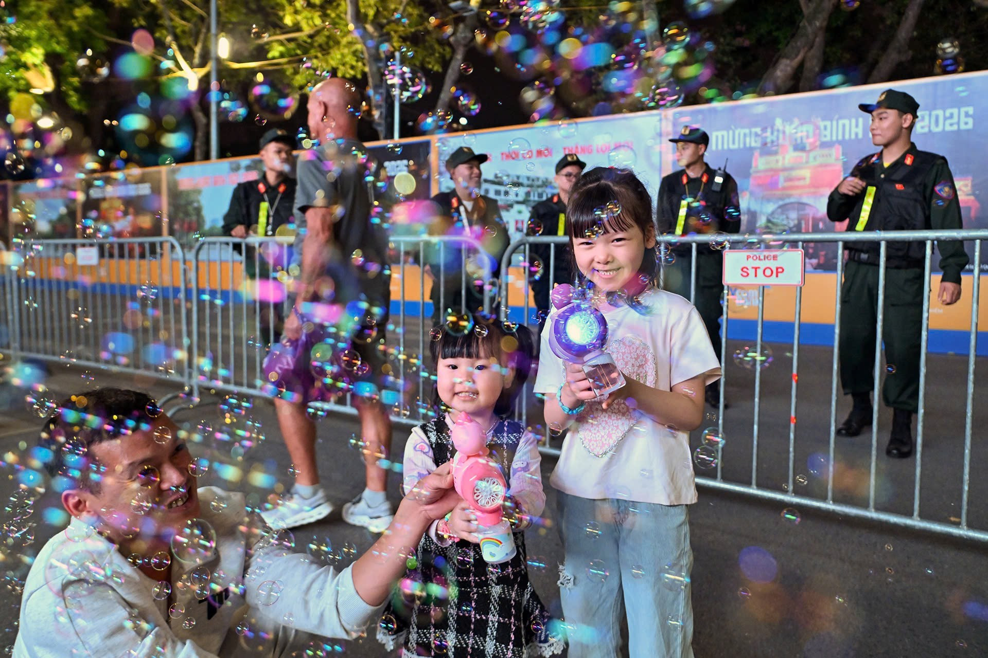 Жители столицы спешат запечатлеть мгновения перед наступлением полуночи.