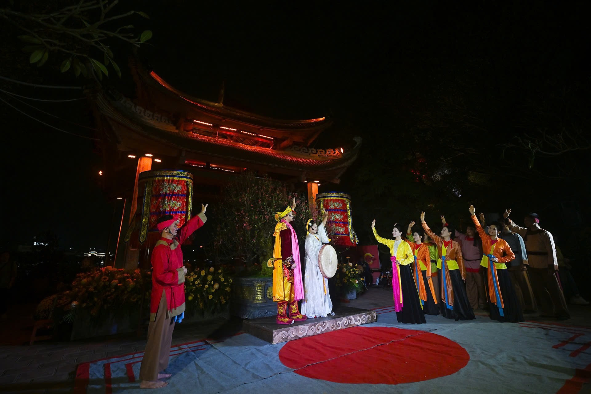 Некоторые виды сценических представлений, исполняемых в честь наступления нового года.