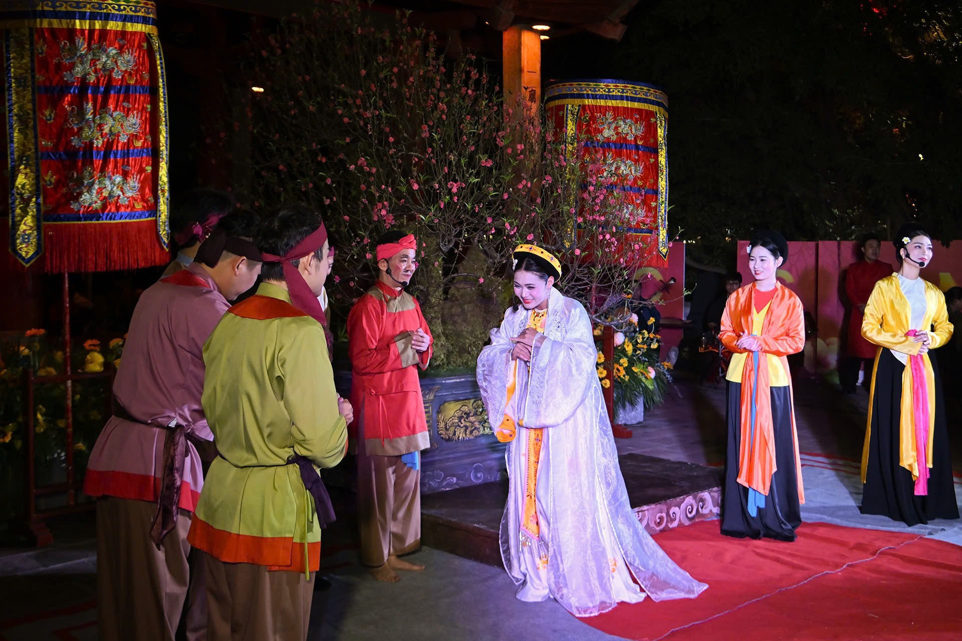 Некоторые виды сценических представлений, исполняемых в честь наступления нового года.