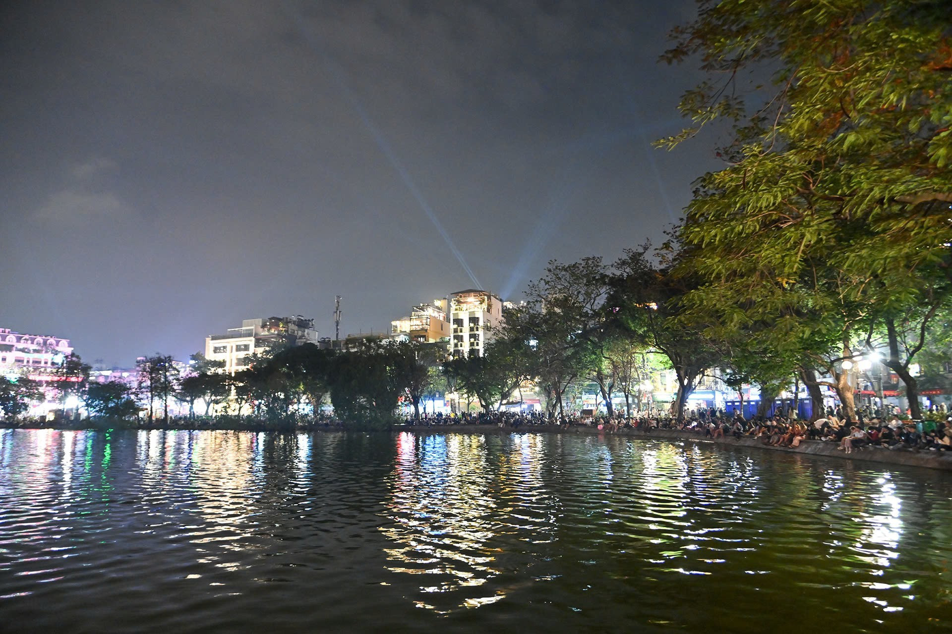 Жители столицы ожидают просмотра фейерверков в честь наступления нового года.