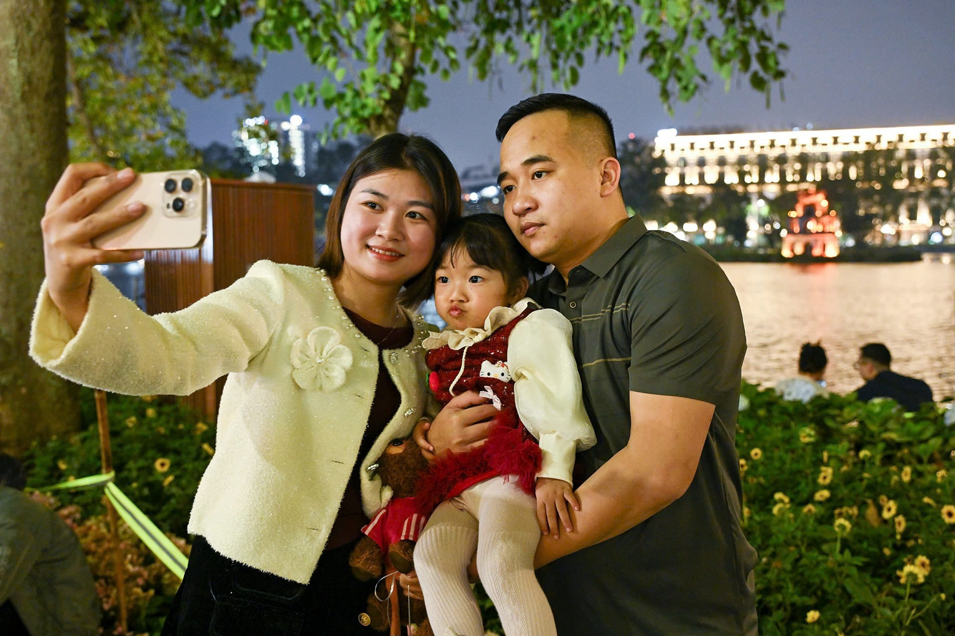 Жители столицы спешат запечатлеть мгновения перед наступлением полуночи.