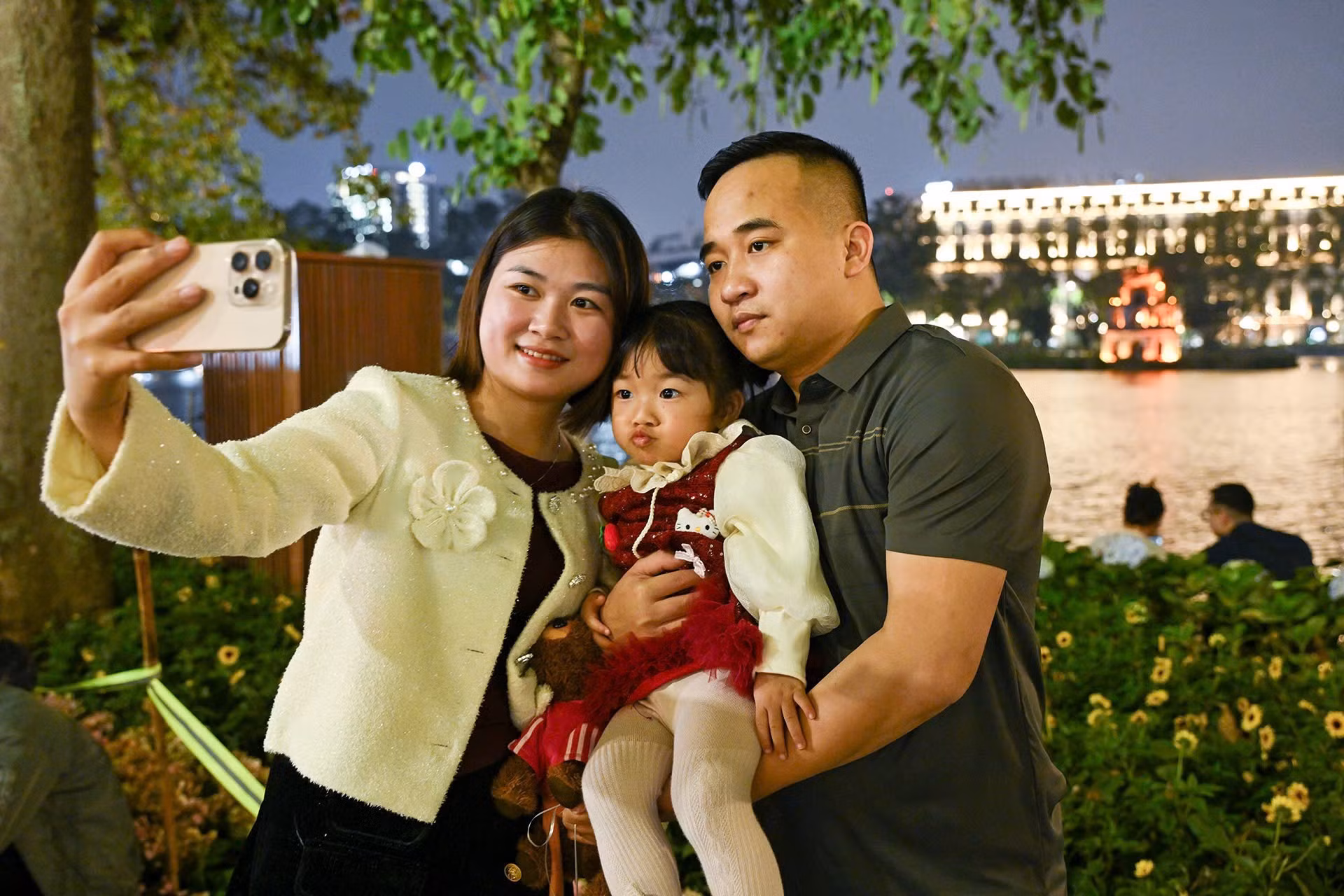 Жители столицы спешат запечатлеть мгновения перед наступлением полуночи.