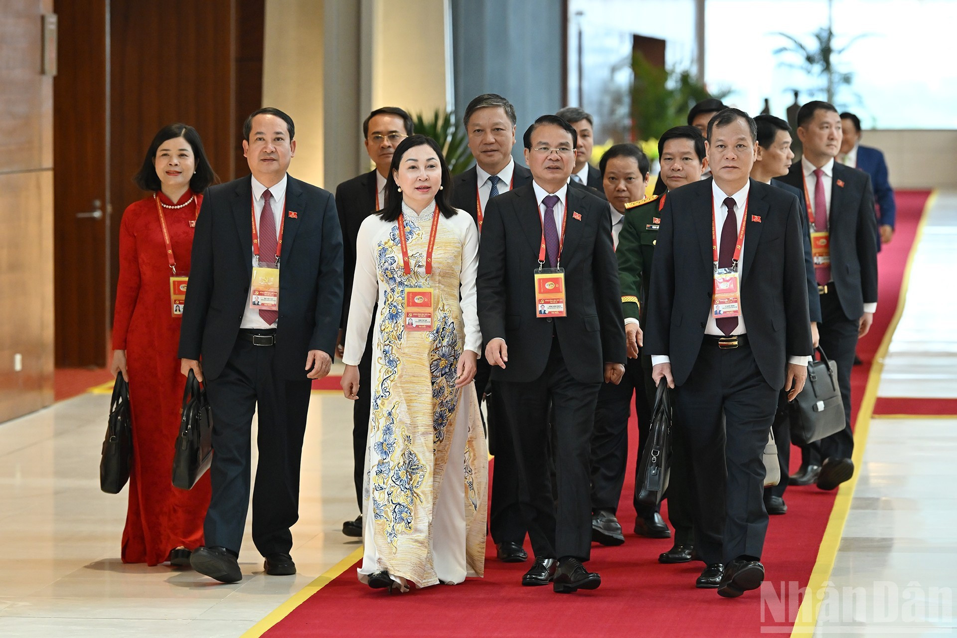 Делегация партийной организации провинции Ниньбинь прибывает на заключительное заседание. (Фото: Тхюи Нгуен)