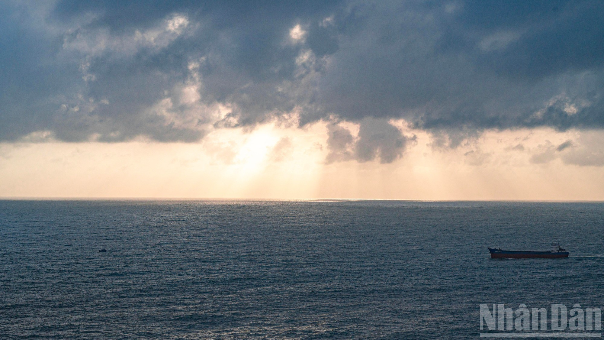 «Спокойствие, прилив энергии и чувство гордости за родной край и страну» – именно такие чувства, по словам большинства туристов, остаются после посещения «места встречи первого рассвета на материковой территории Вьетнама».